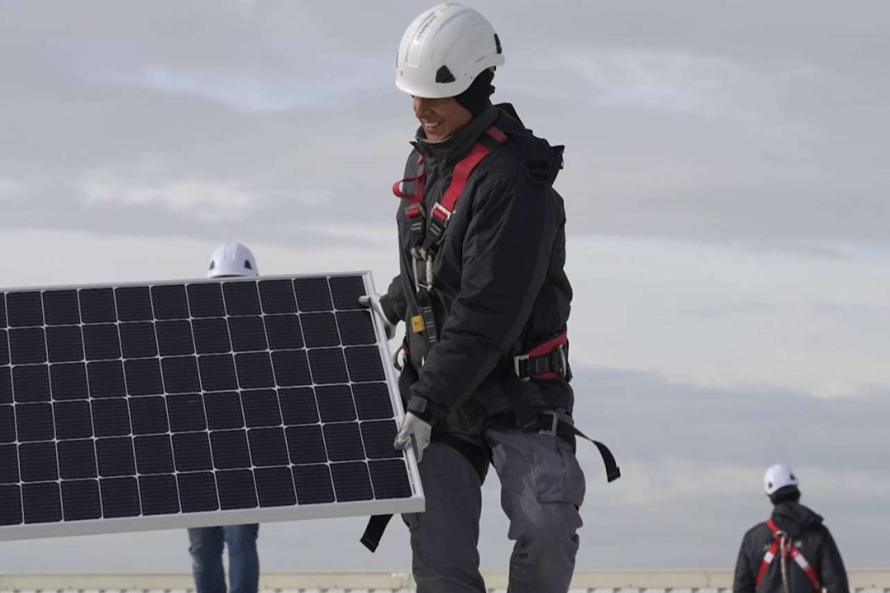 Ventajas de instalar paneles solares en un negocio con Alma Solar
