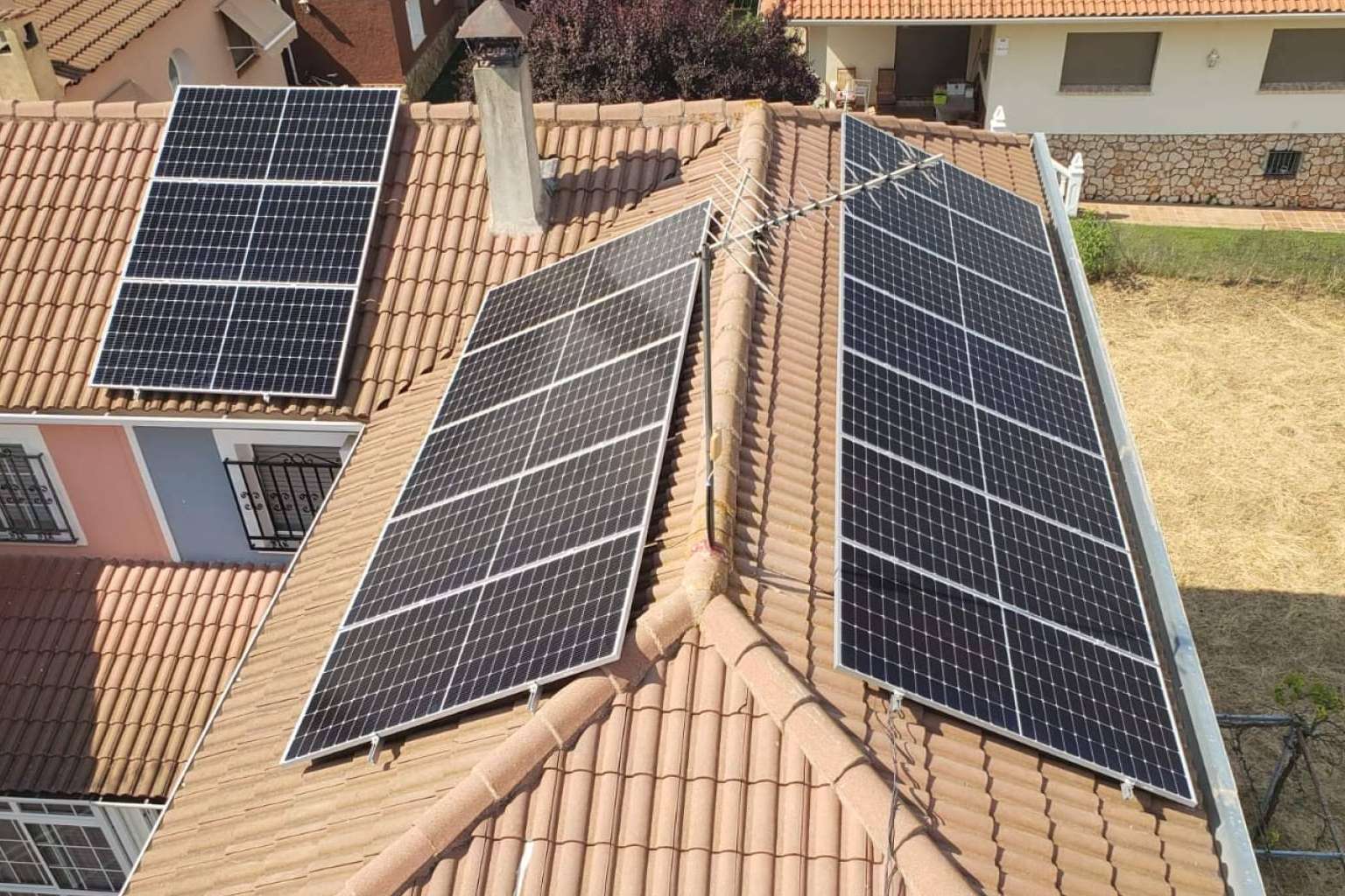 ¿Cuáles son los beneficios de la instalación de paneles solares en casas u oficinas?
