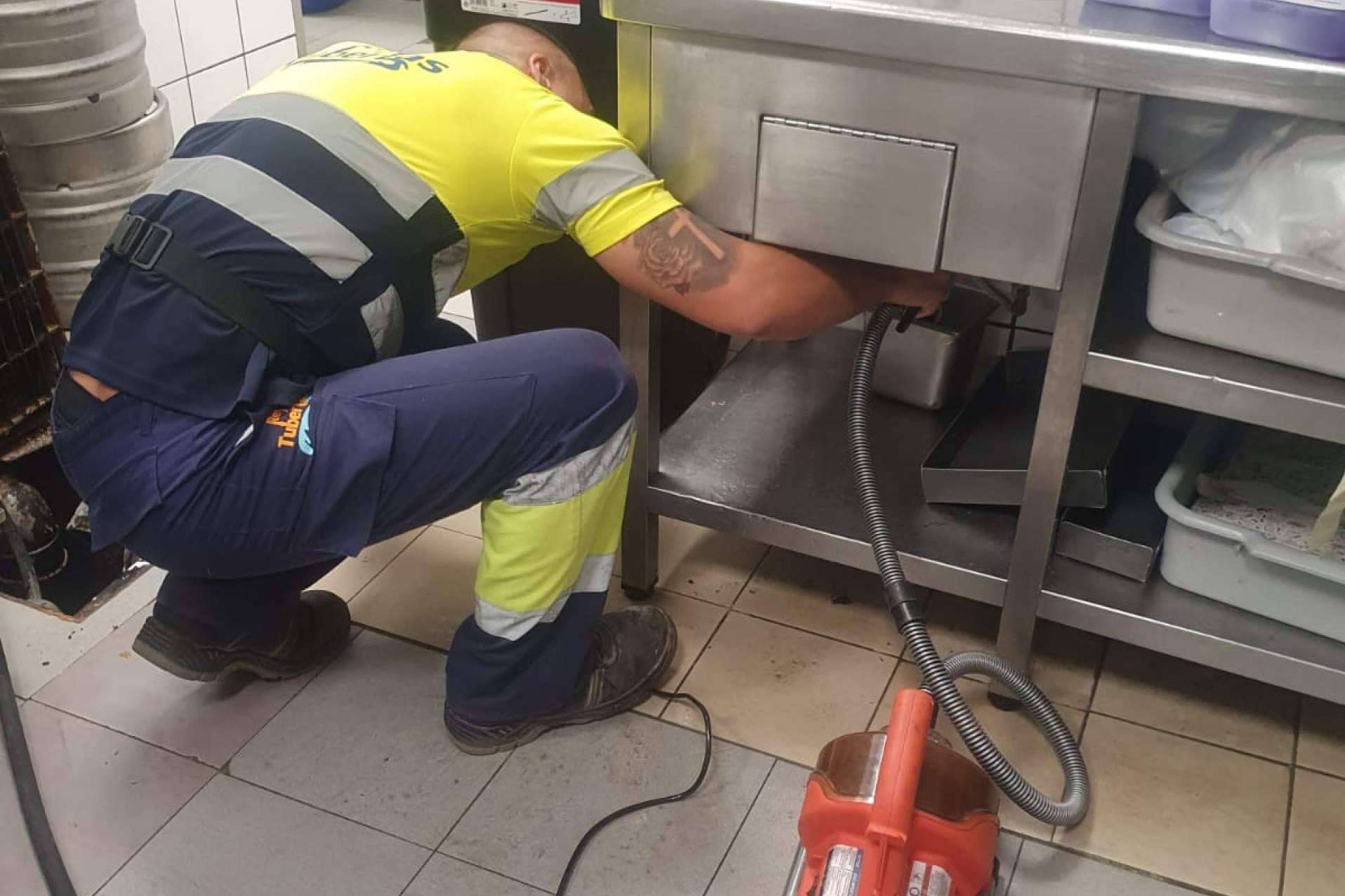 En Rey Tuberías son especialistas en desatoro de fregadero, arqueta, WC e inspección con cámara