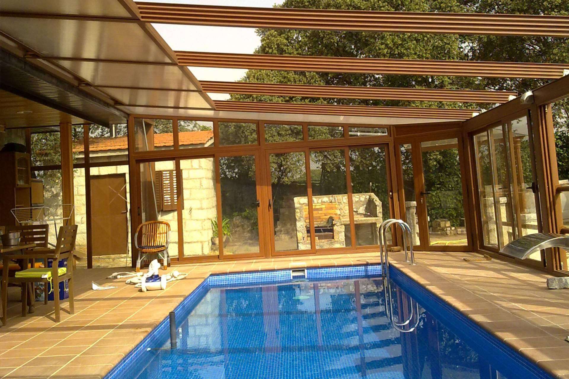 Techos fijos y móviles para el cuidado y mantenimiento de piscinas, con COVERTTO