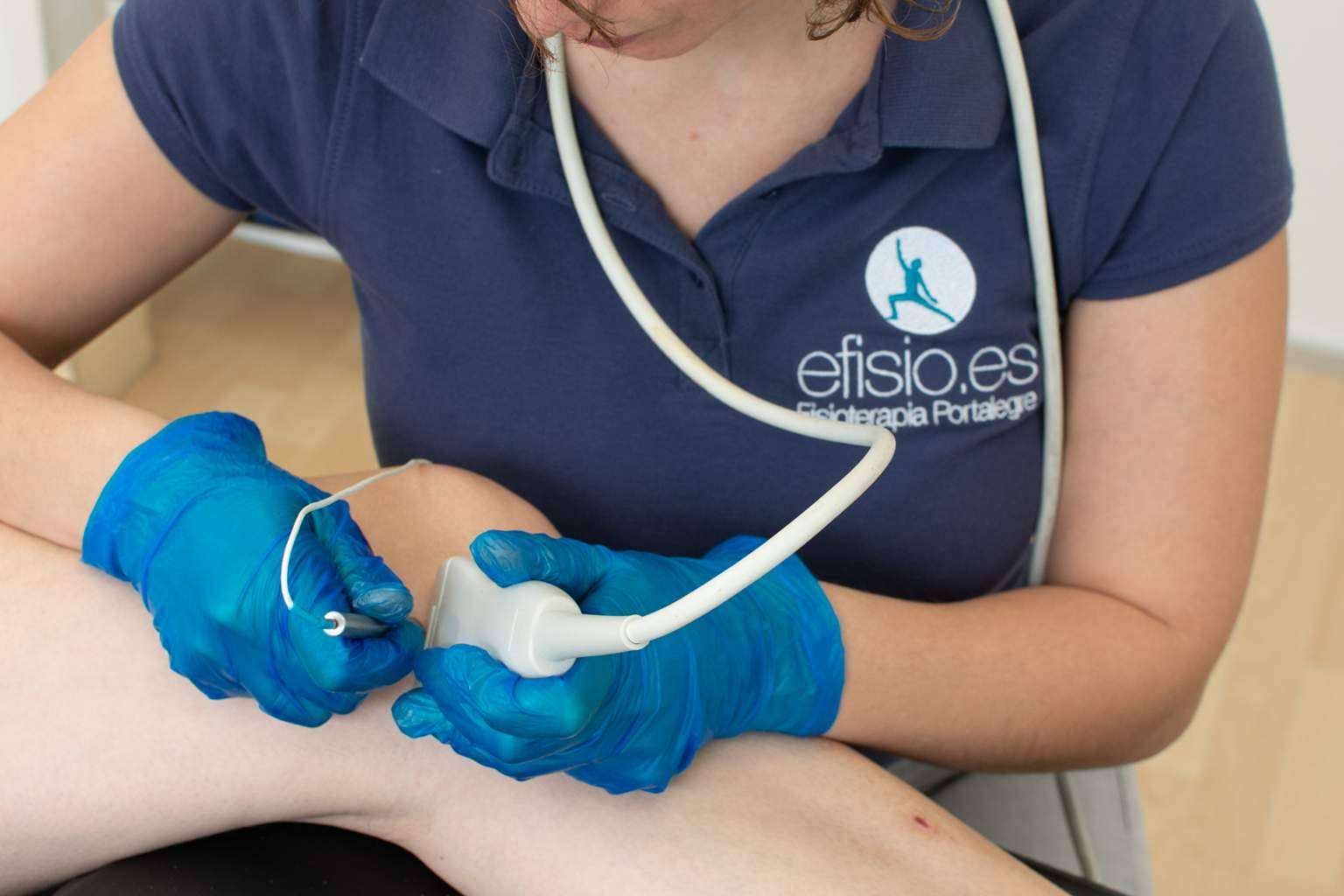 Tratamiento de fisioterapia de la rodilla, de la mano de eFISIO