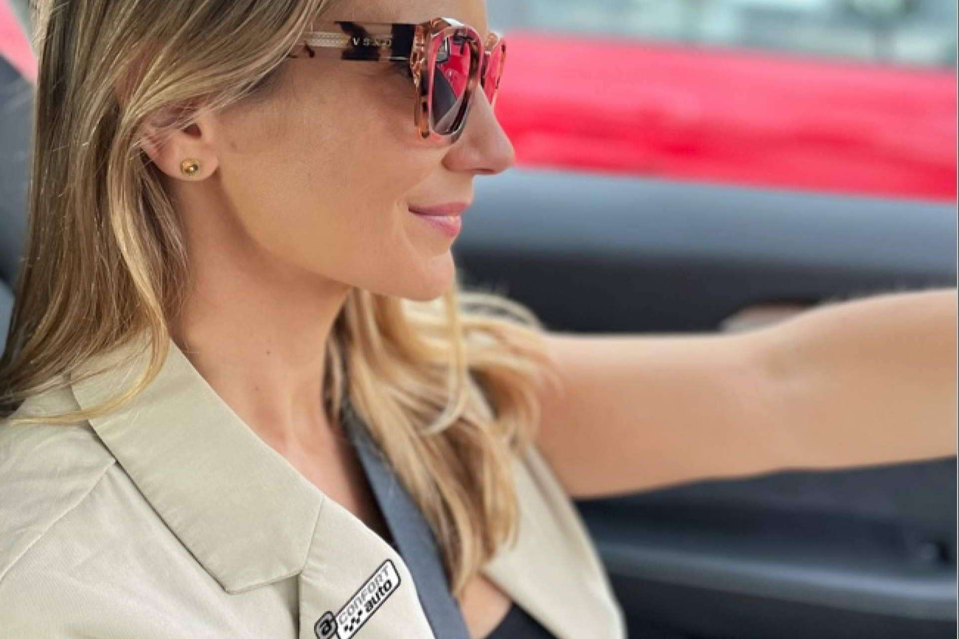 Los consejos más importantes a tener en cuenta para conducir con gafas, por Carolina Lober y Confortauto