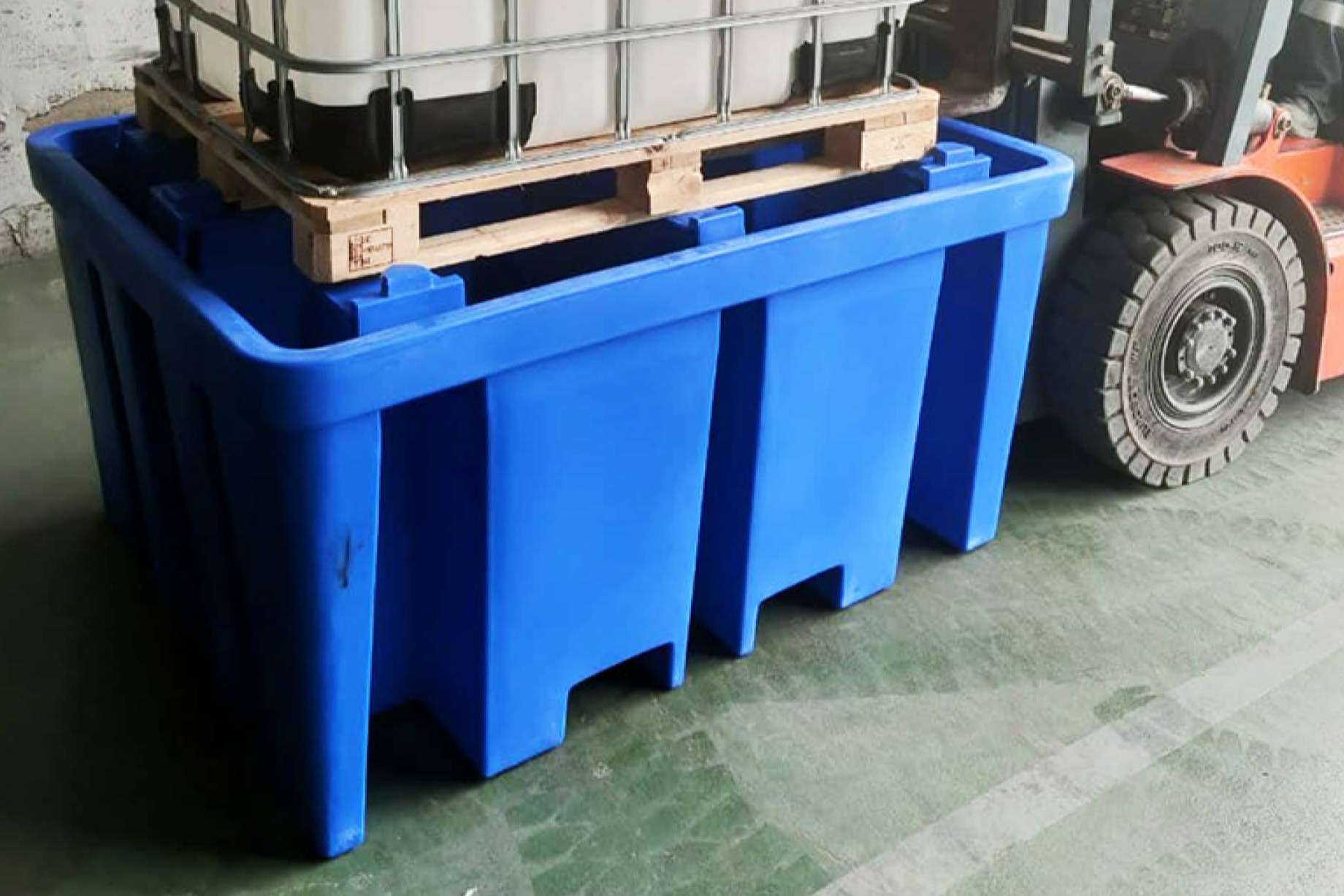 Encontrar el cubeto de retención ideal con Absorbentes y Cubetos