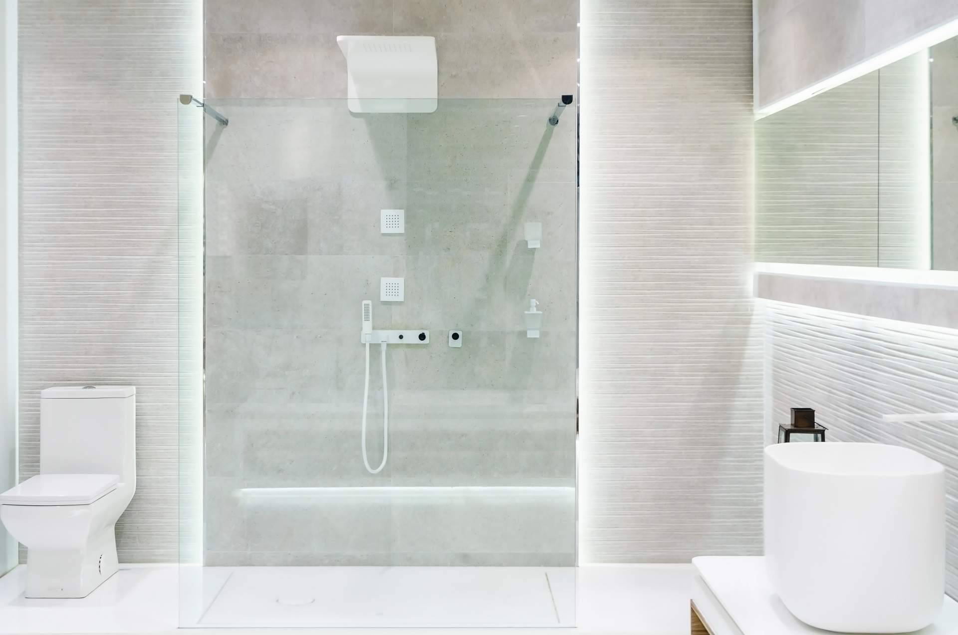 ¿Qué mampara de ducha y espejo de baño elegir?, por Balnearian