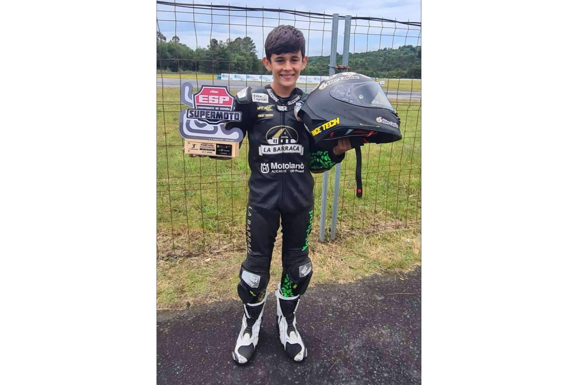 Marc Moñinos Esteve, patrocinado por la clínica capilar Élite Capilar, lidera por el momento el Campeonato Nacional de Supermoto 85cc
