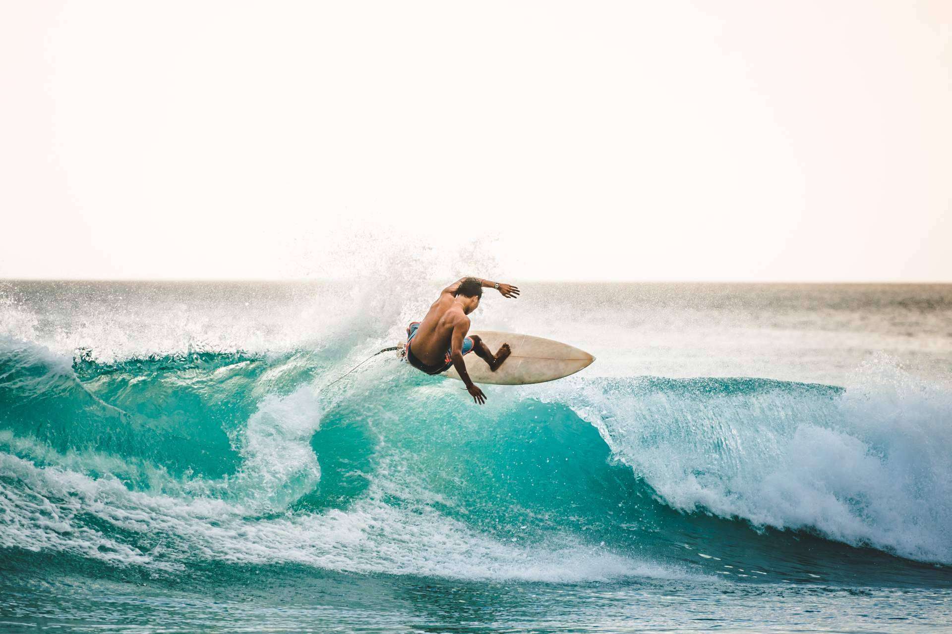 Watsay Surf School & Surf Camp es una buena opción para practicar surf en Santoña