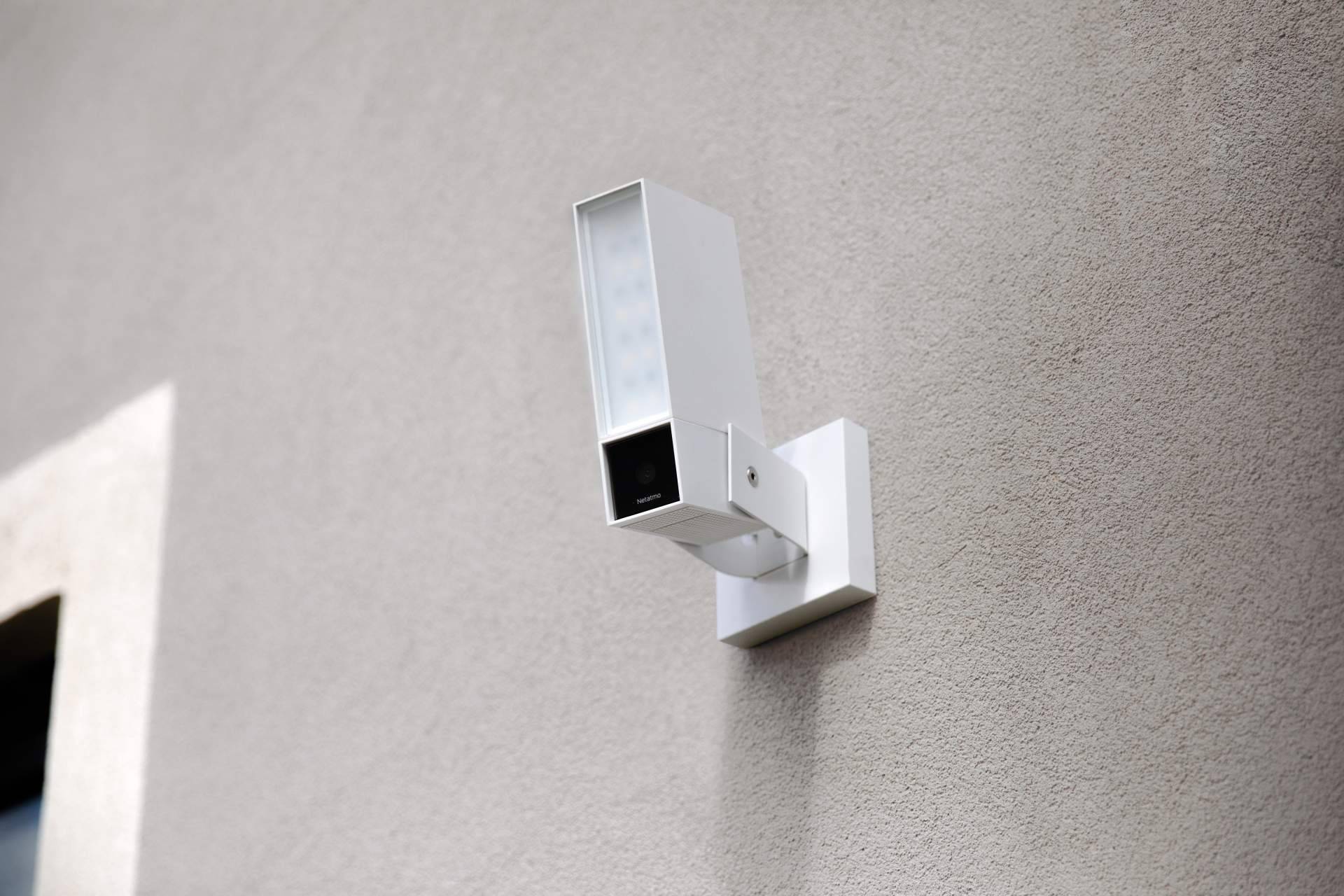 Nueva Cámara Exterior Inteligente con Sirena blanca disponible en Netatmo