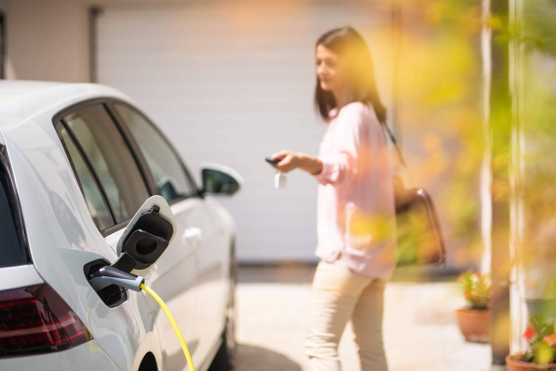 Cargar el coche eléctrico con energía solar, de la mano de Smart Wallboxes
