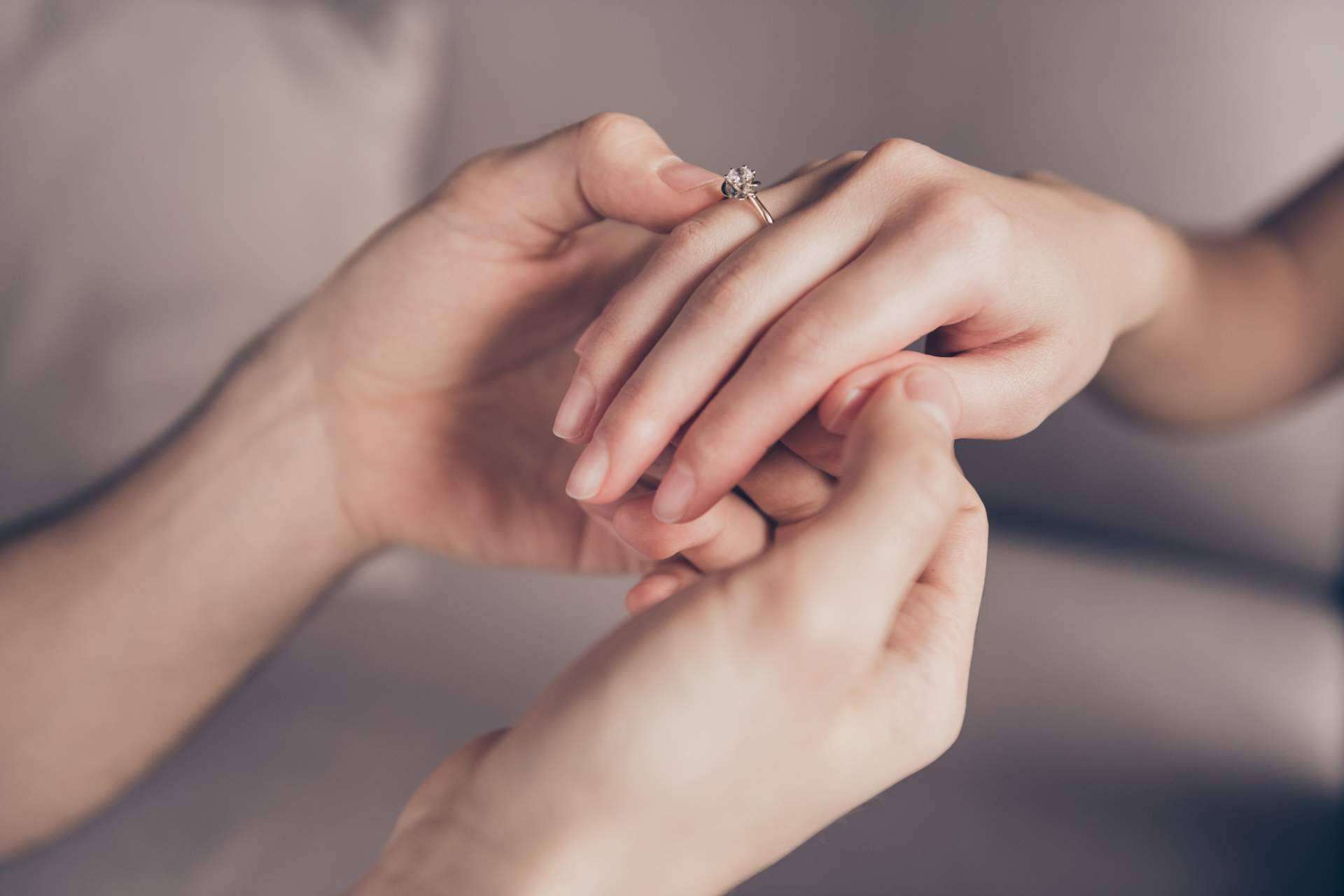 ¿Por qué elegir un anillo de compromiso de oro blanco?