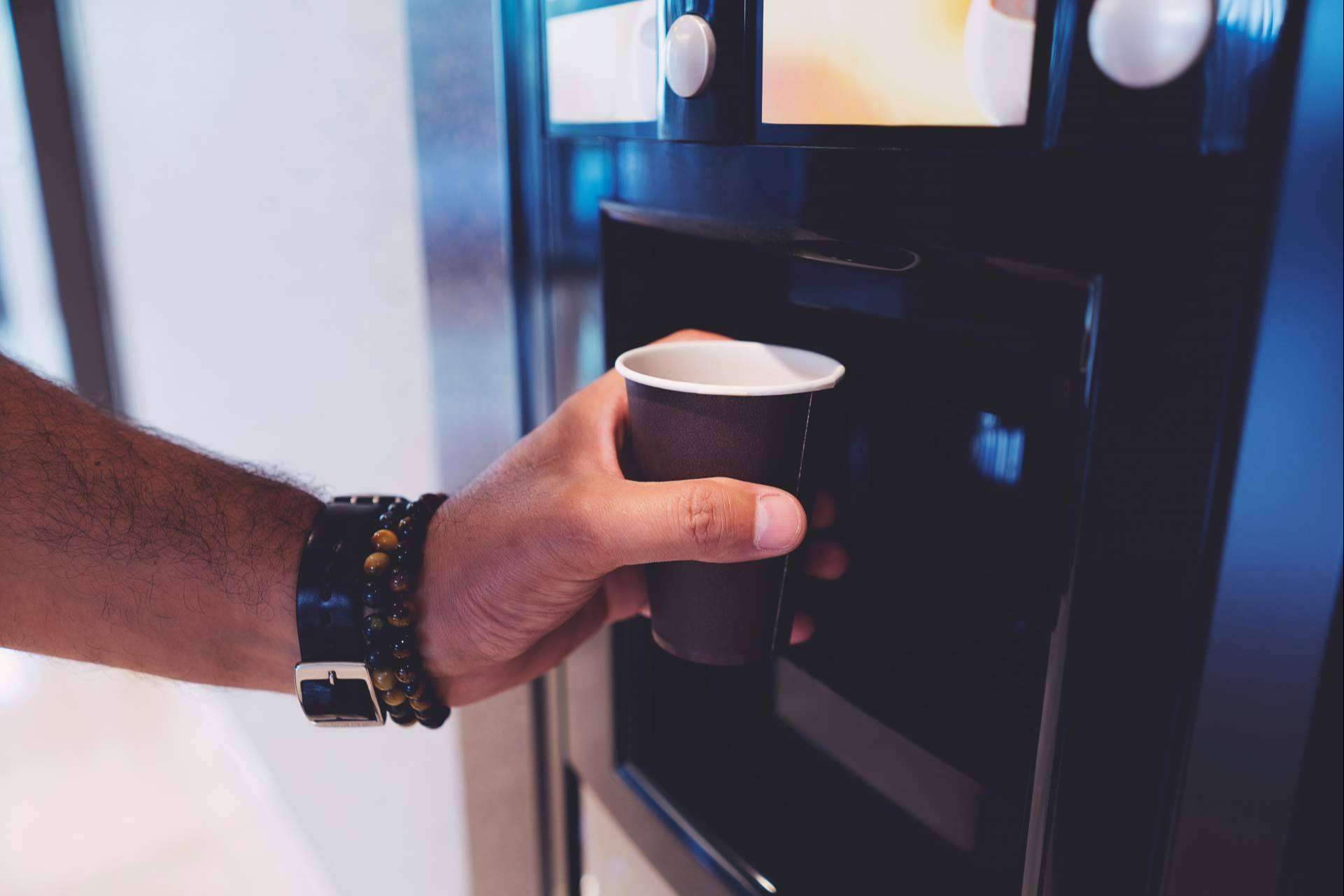 Las máquinas de vending de café en grandes empresas tienen diversos beneficios, explica C&B Señor