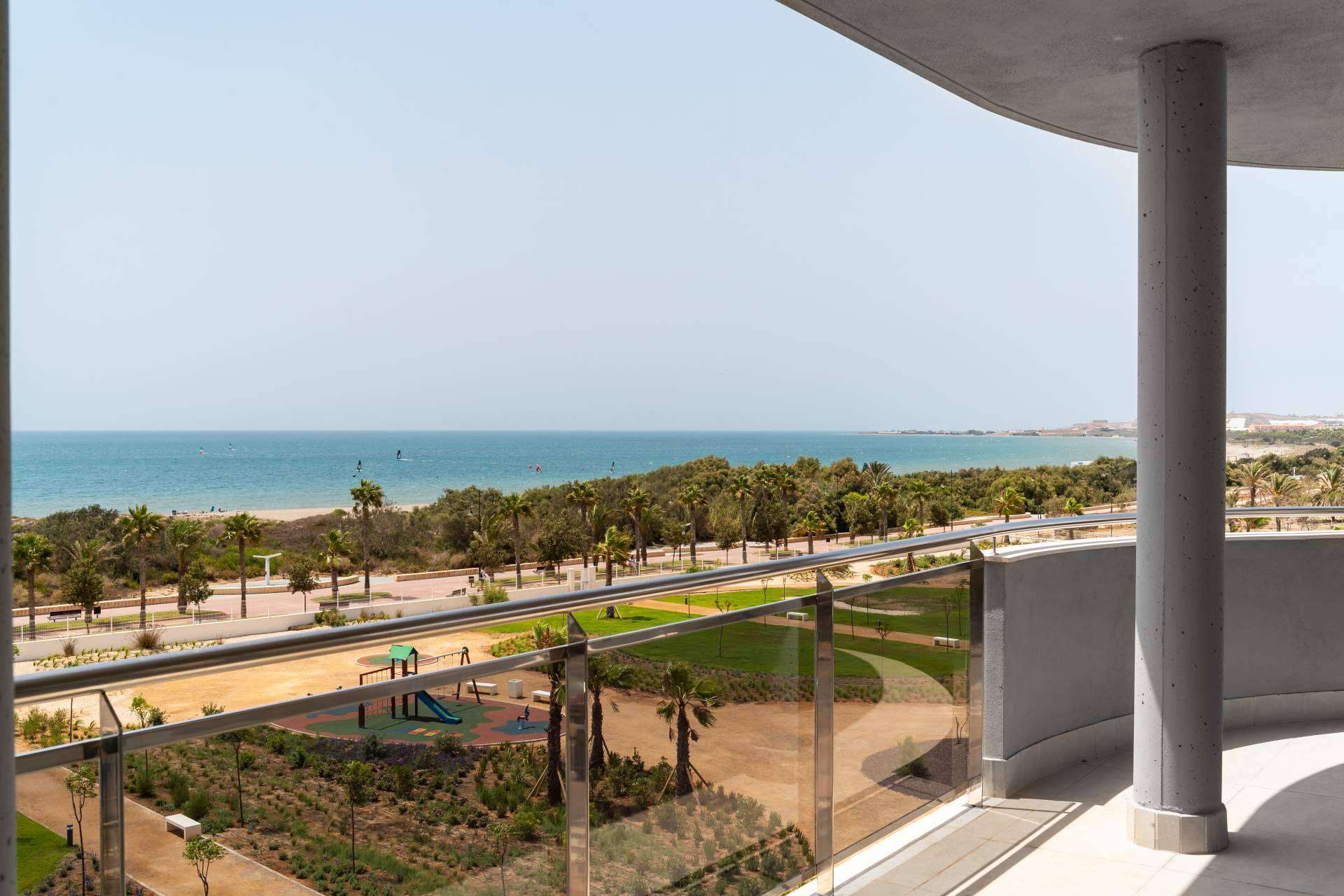 Vivir frente al mar en un apartamento en Almerimar, un lugar privilegiado de la Costa de Almería