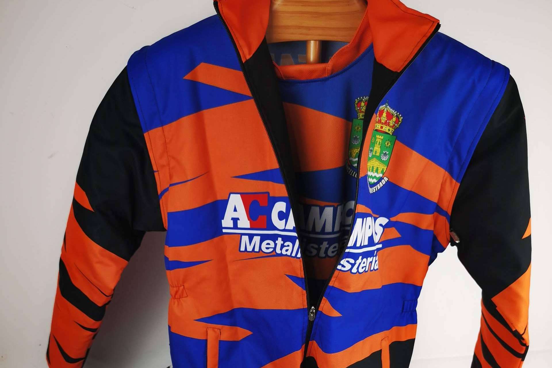 ADHESIVOSEMBARRADOS ofrece ropa personalizada off road pensada en el Dakar