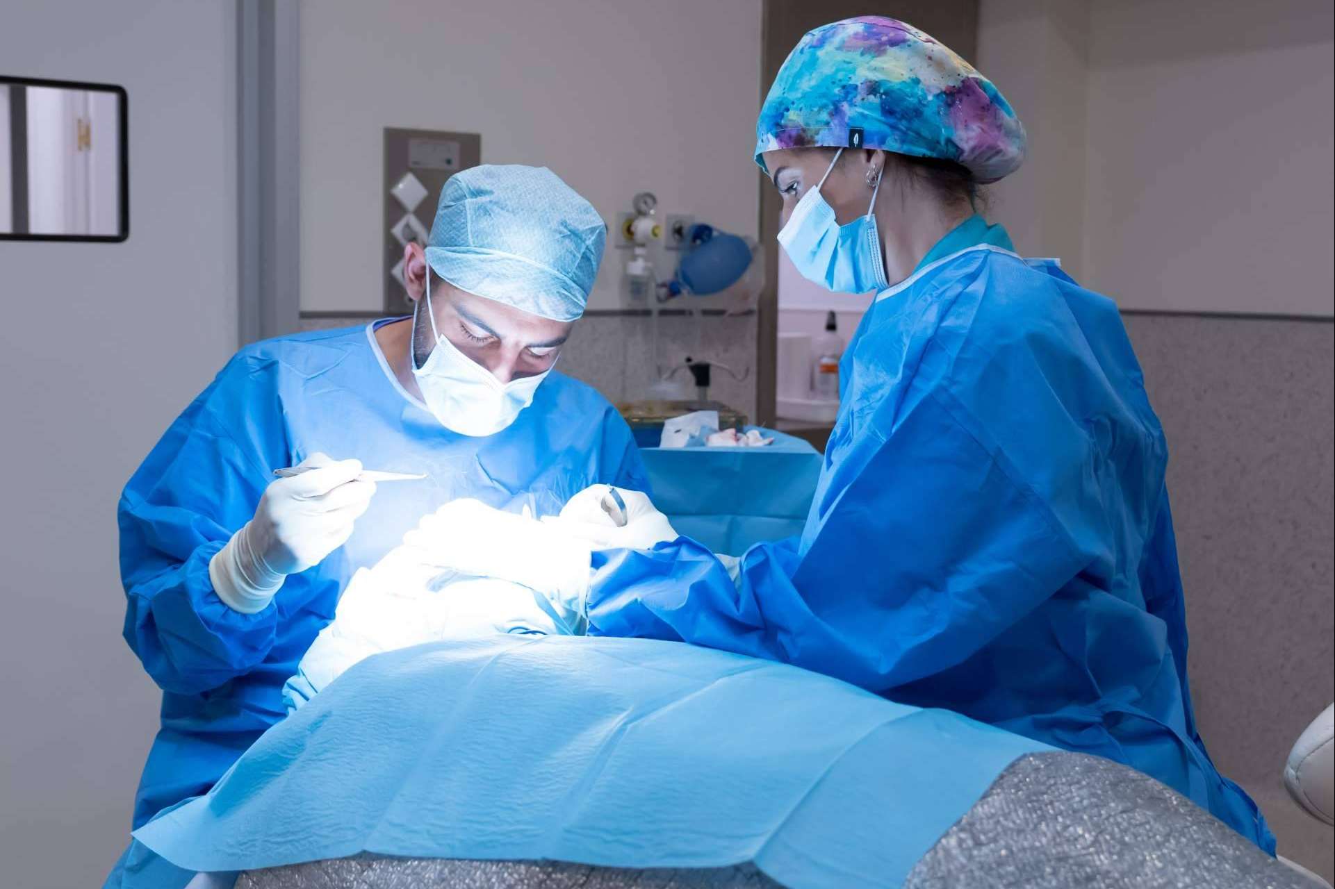 Dr. Roberto Secondi, especializado en oftalmología y medicina estética facial