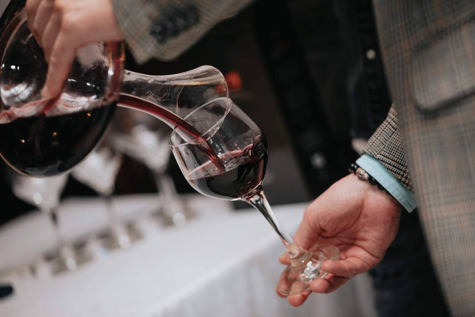 ¿Qué aspectos afectan al precio del vino tinto de Vinoenbox.com?