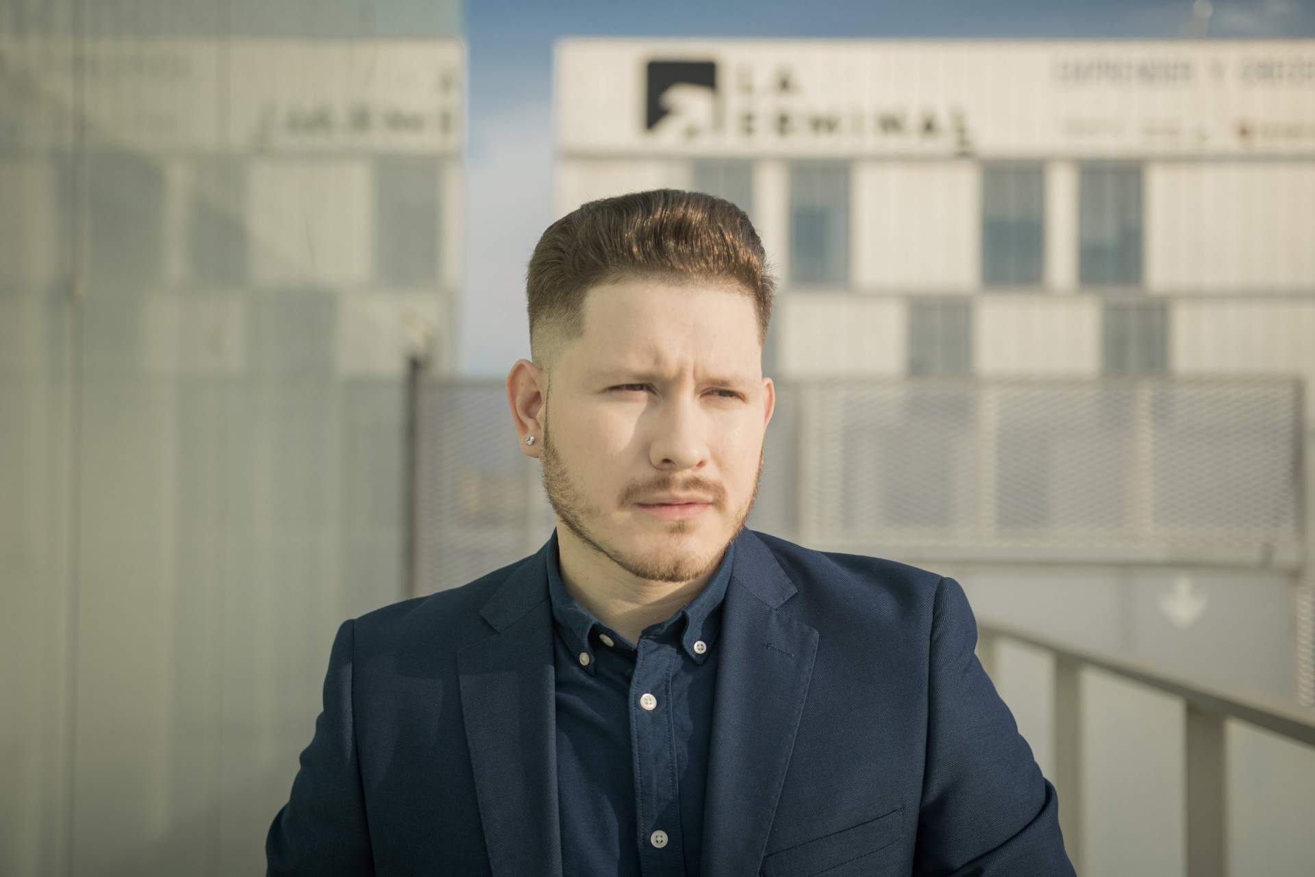 El trabajo en la producción de nuevos temas de música latina de Jhon Kleiber