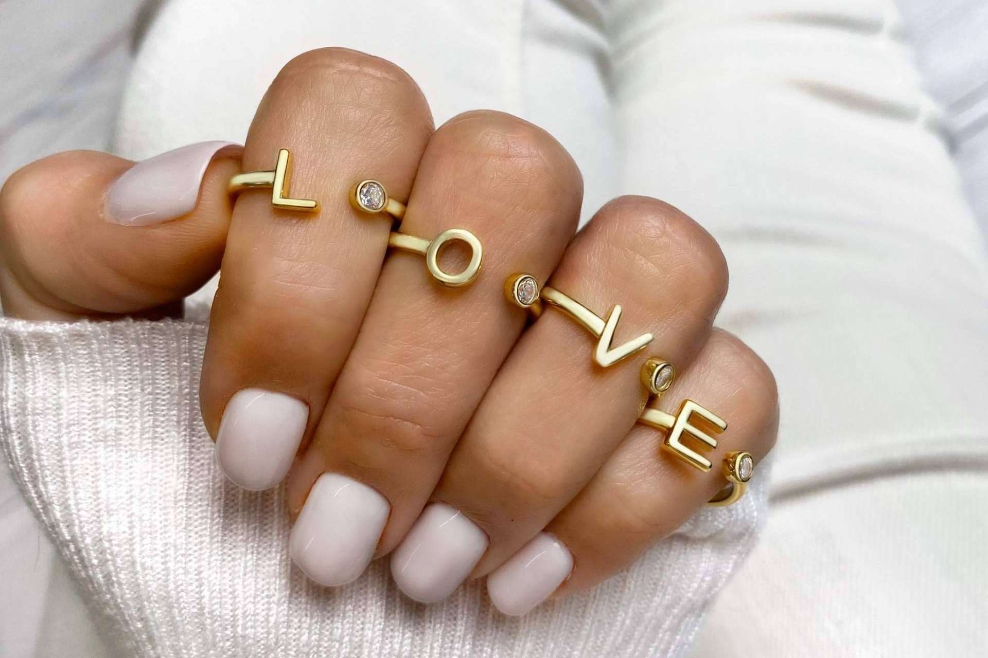 El catálogo de Le Petit Marie incluye una colección de anillos de plata de alta calidad