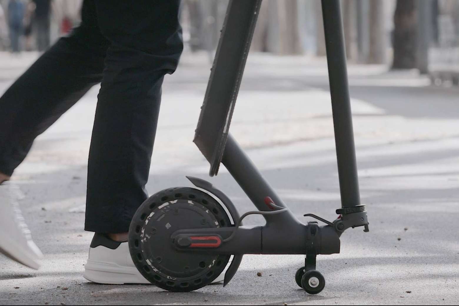 El soporte para patinete eléctrico de Techmotion Electronics facilita su transporte en el transporte público