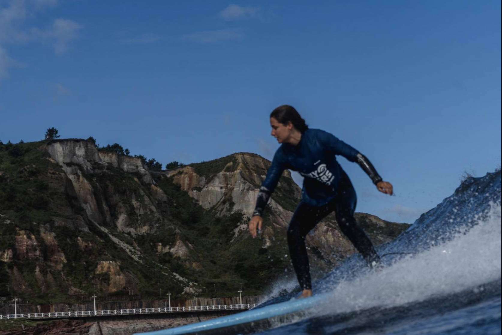 Family Surfers - Surfcamp Las Dunas invita a las personas a unirse a su escuela de surf este invierno con una oferta especial de alojamiento gratuito