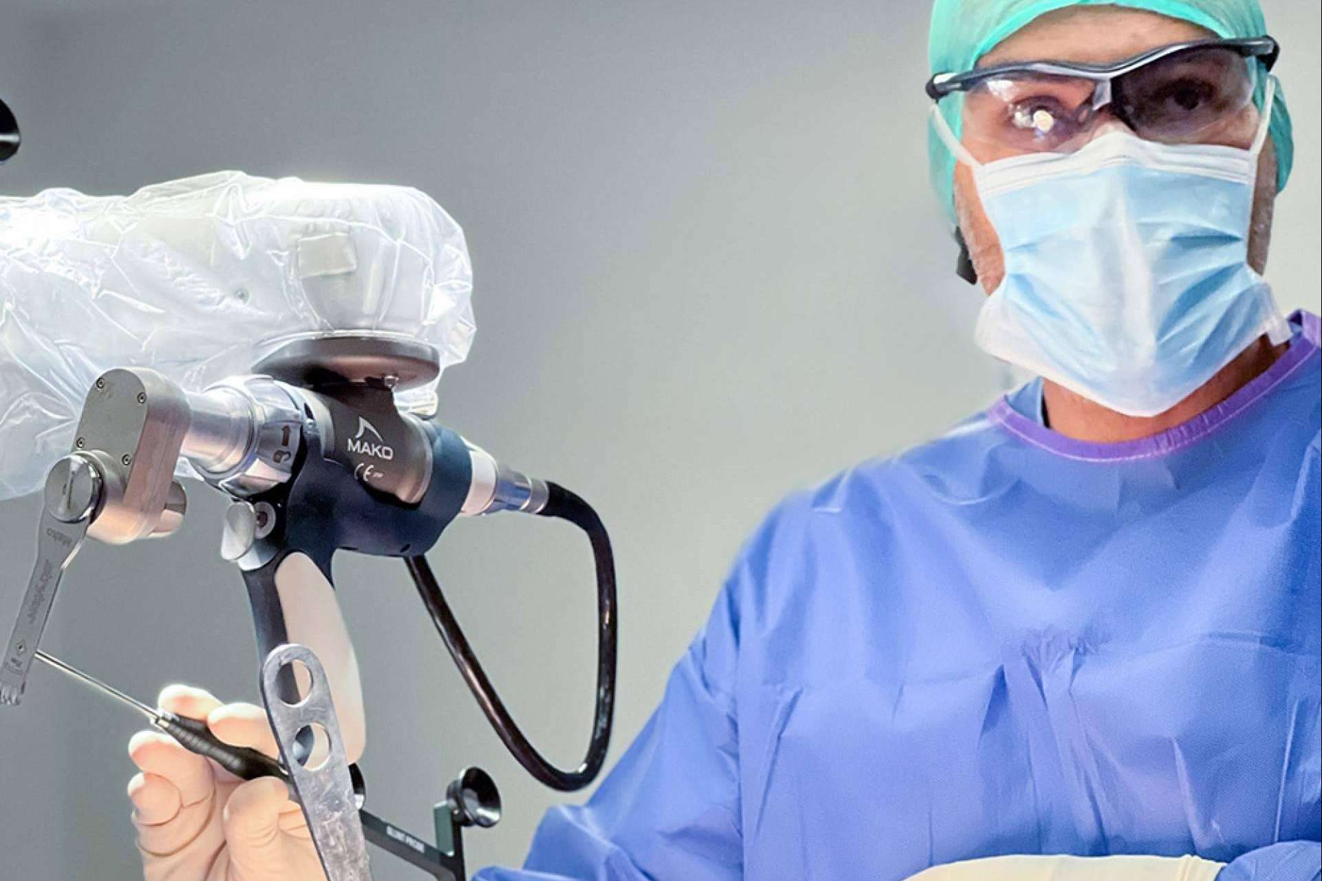 Procedimientos quirúrgicos con Mako SmartRobotics, con el Doctor del Canto