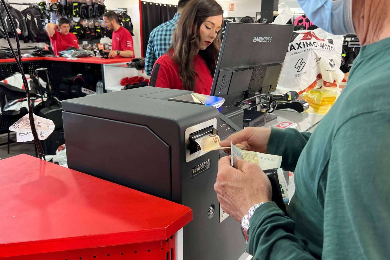 La firma LK BITRONIC presenta las ventajas de las máquinas de cobro automáticas