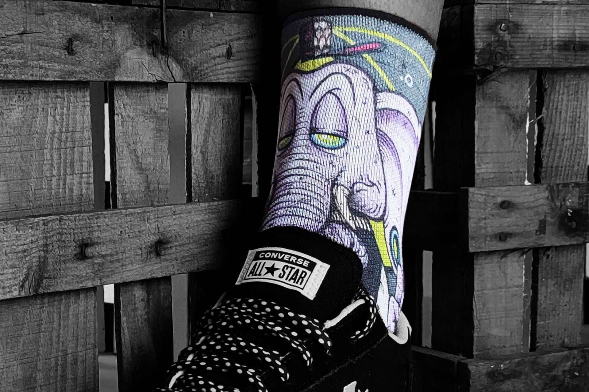 Vestir arte urbano con los calcetines divertidos de la firma ISOKISI