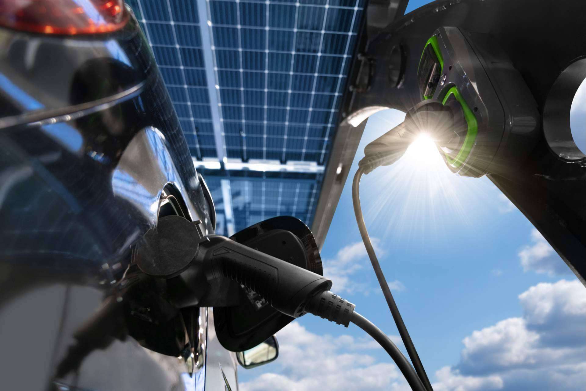 Smart Wallboxes instala paneles solares para recargar un vehículo eléctrico a coste 0