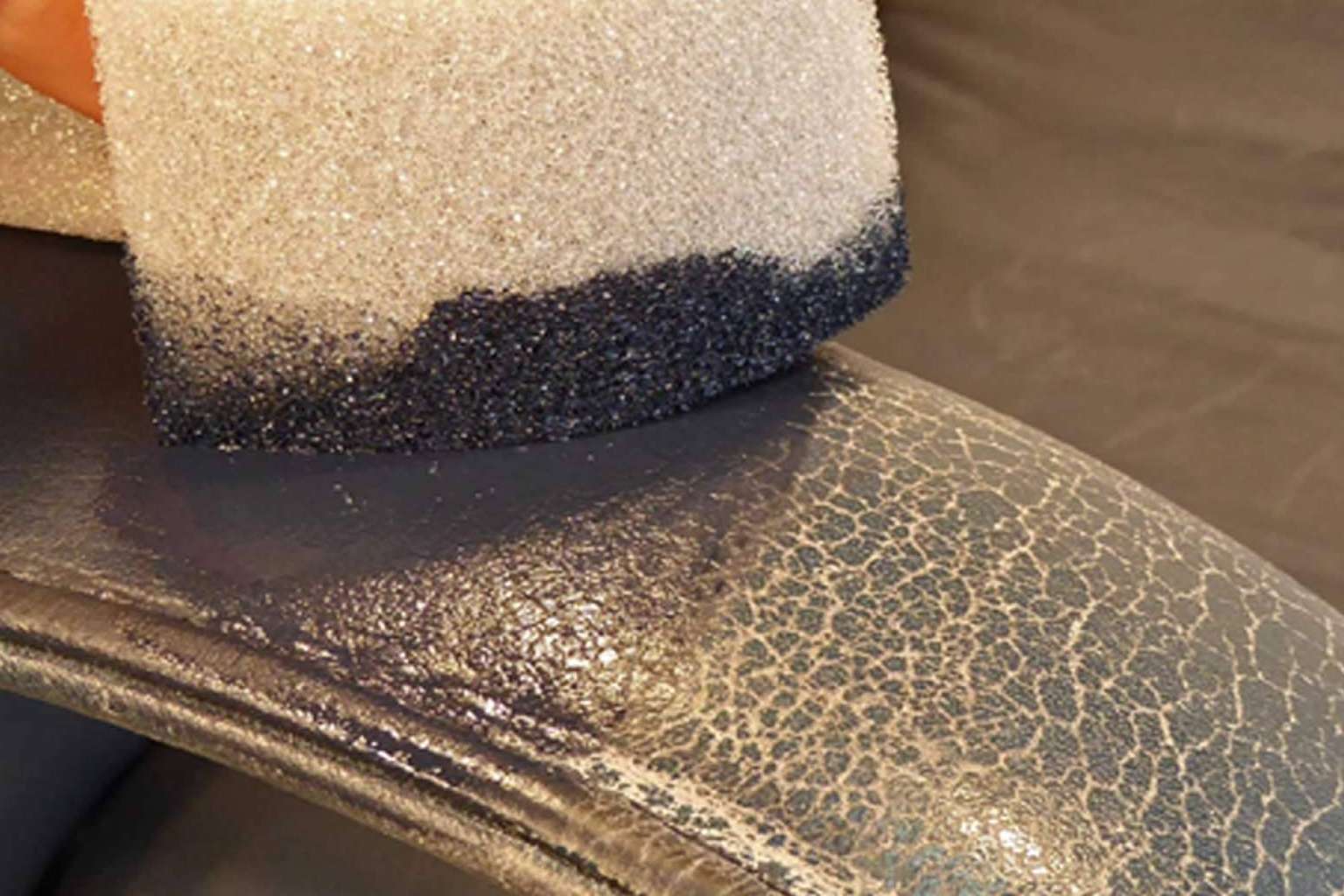 Cueroliquido.es ofrece en España el tinte para cuero de la marca alemana COLOURLOCK®