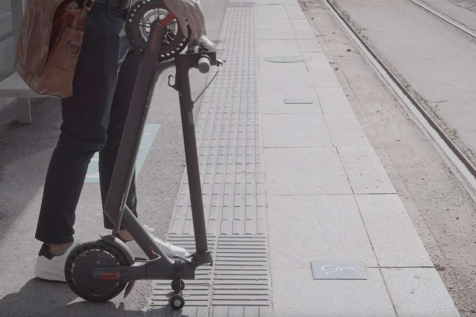 El soporte de Techmotion Electronics para guardar en vertical el patinete ya consiguió un 25 % de su objetivo de financiación en su primera semana de campaña de crowdfunding