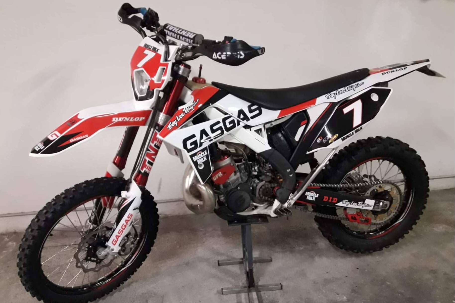 Variedad de opciones en plásticos y adhesivos para motos de cross y enduro en la tienda ADHESIVOSEMBARRADOS