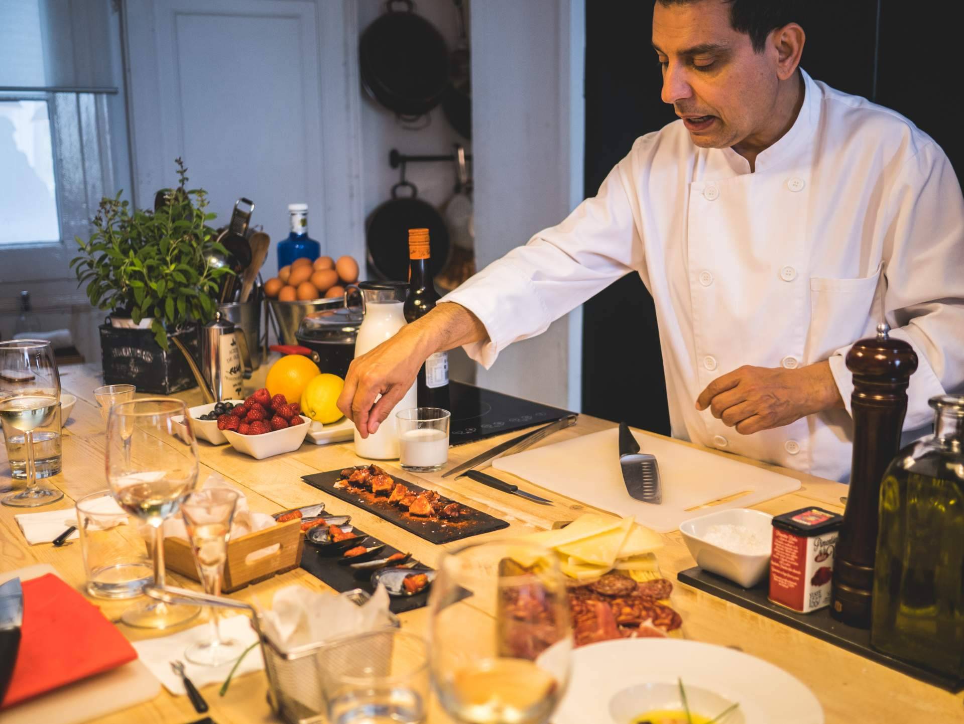 La experiencia Paella cooking class de Just Royal BCN permite unirse a un grupo abierto o hacerlo como grupo privado, para particulares y empresas