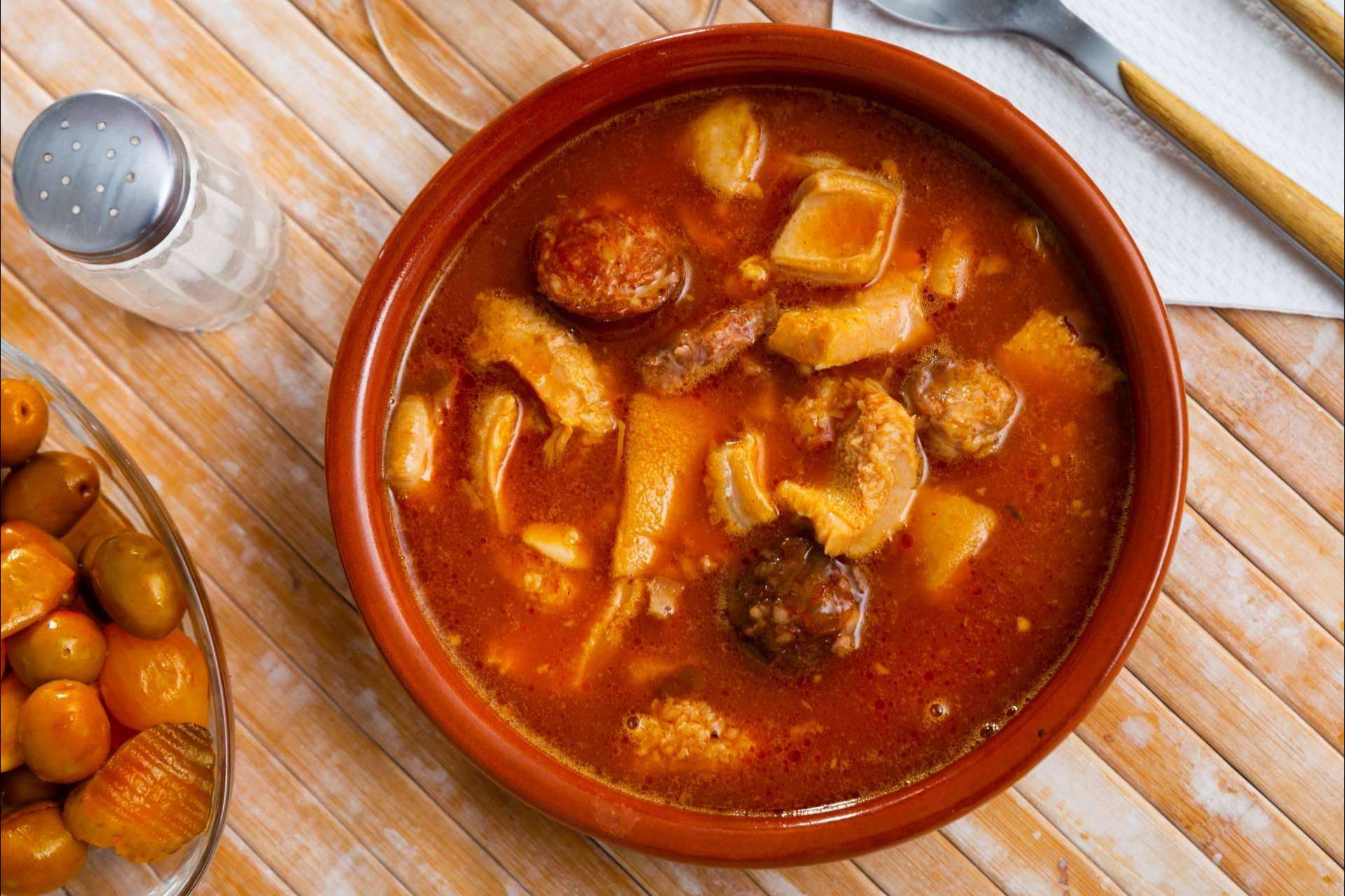 Uno de los restaurantes más destacados de Madrid para degustar los callos a la madrileña es Casa Ricardo