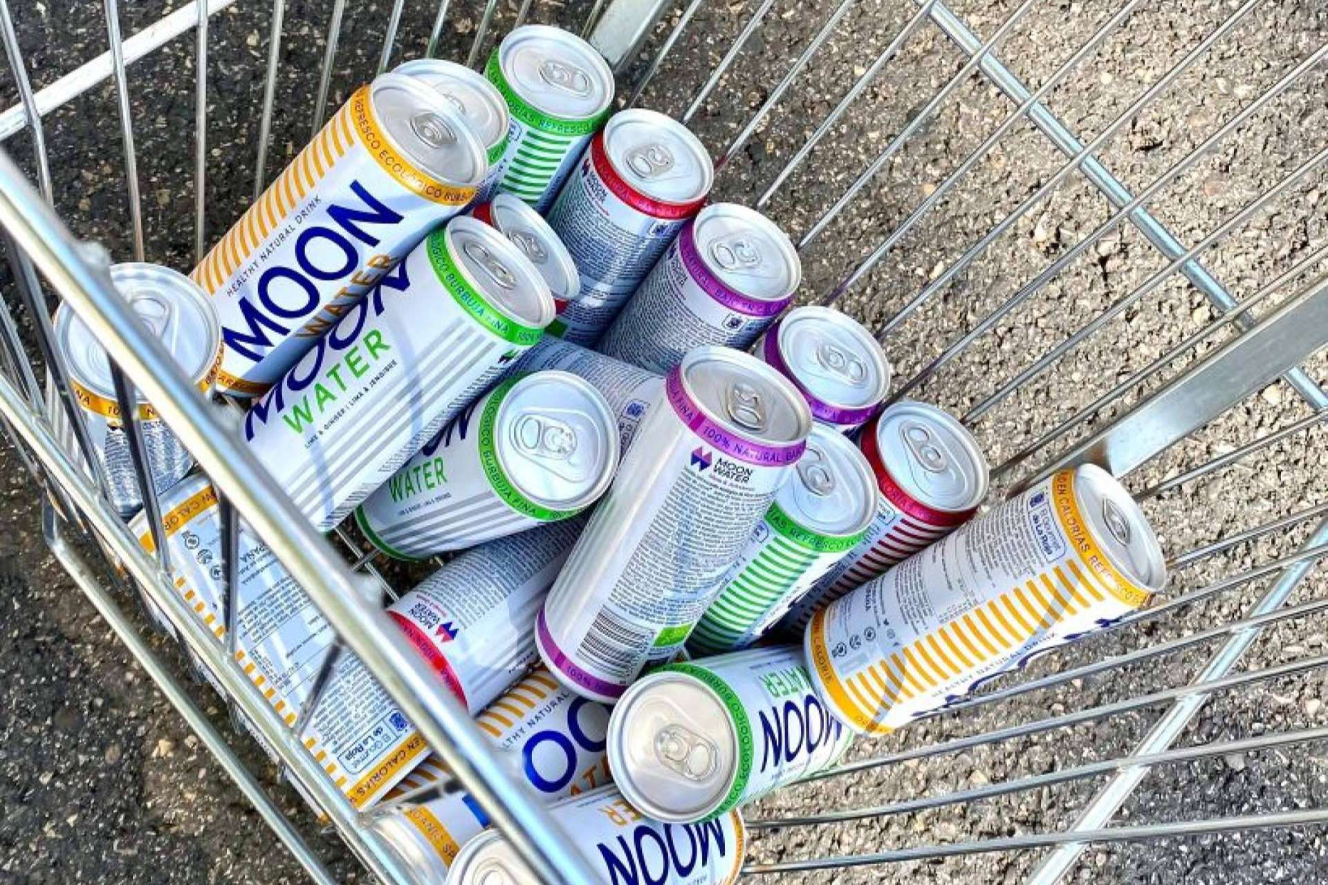 MoonWater envasa sus productos en aluminio libres de plásticos y con un packaging 100 % reciclable y reciclado