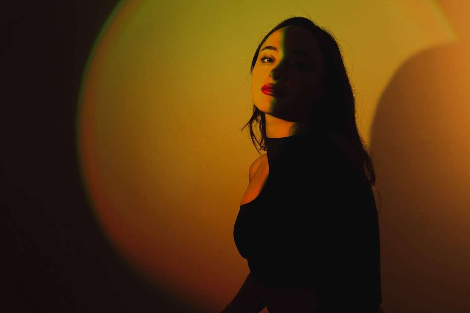 La ingeniera de vídeo, Vj Alejandra, está detrás de los grandes shows de reggaetón
