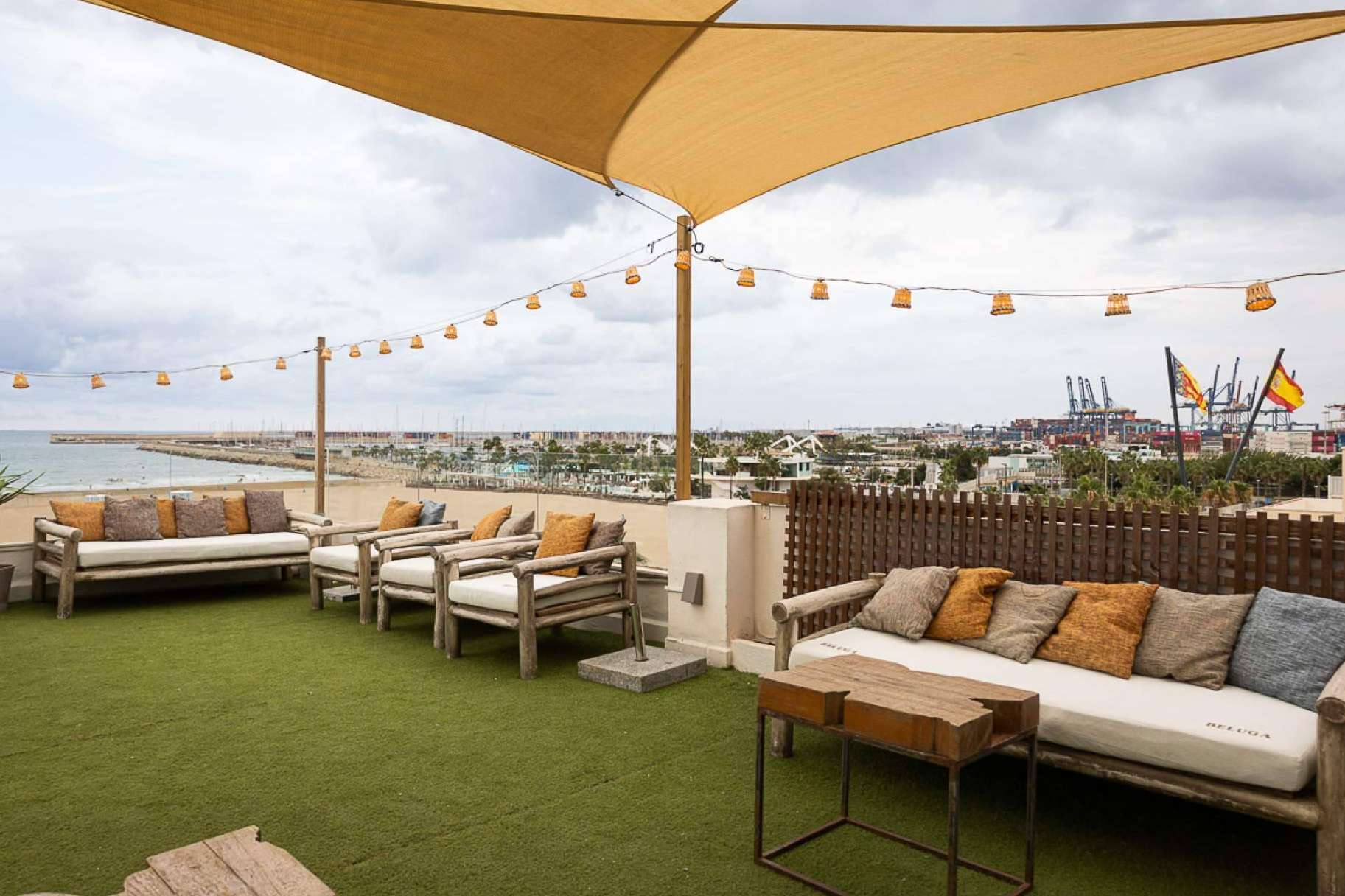El restaurante mediterráneo Sabbia by Gabbeach cuenta con un hotel de diseño único cerca de la playa de Las Arenas