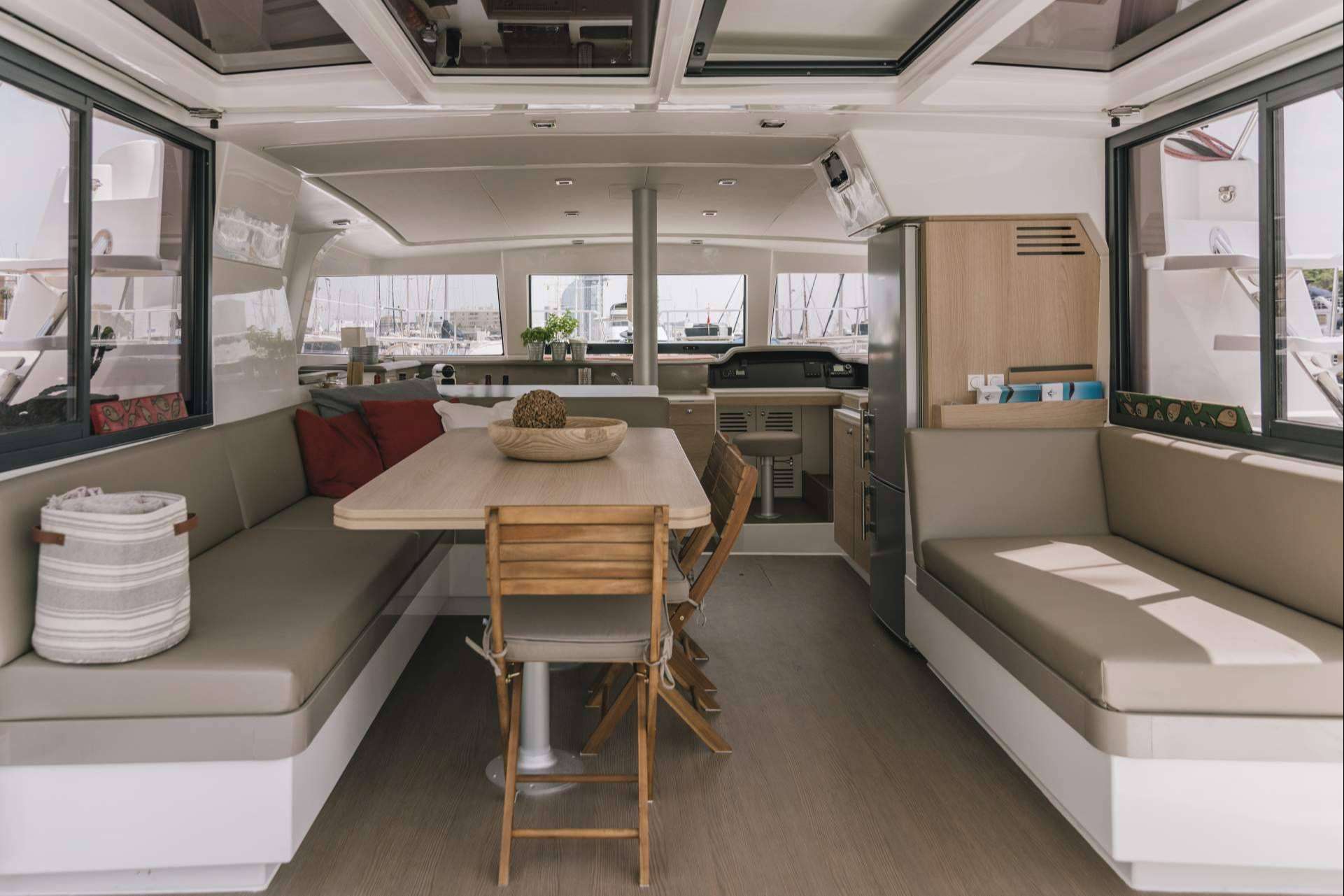 Disfrutar de un catamarán privado en Barcelona gracias a Sondevela