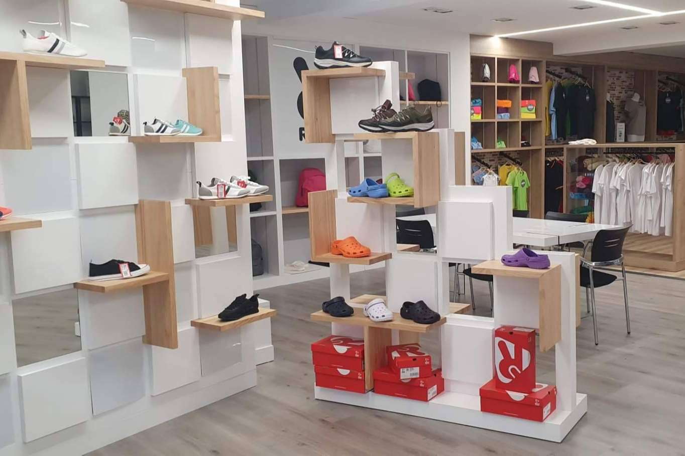James Dam Studio Creativo se encarga del diseño, fabricación y montaje de showrooms