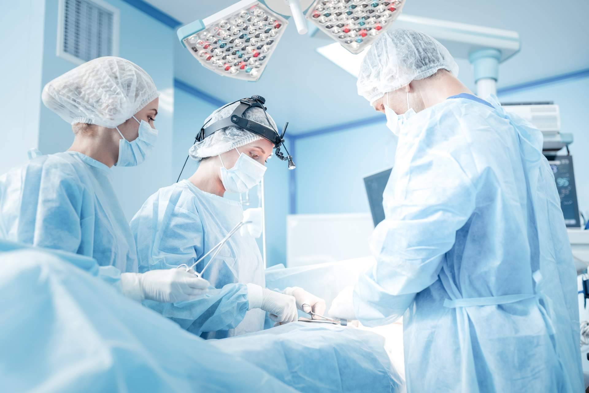 Evitar la cirugía con el novedoso tratamiento láser de la hernia discal del Doctor Carlos Morales