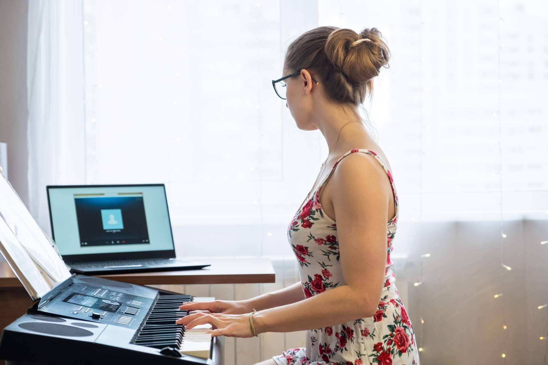 Escuela de Música Erizo imparte clases de piano online para niños y adultos