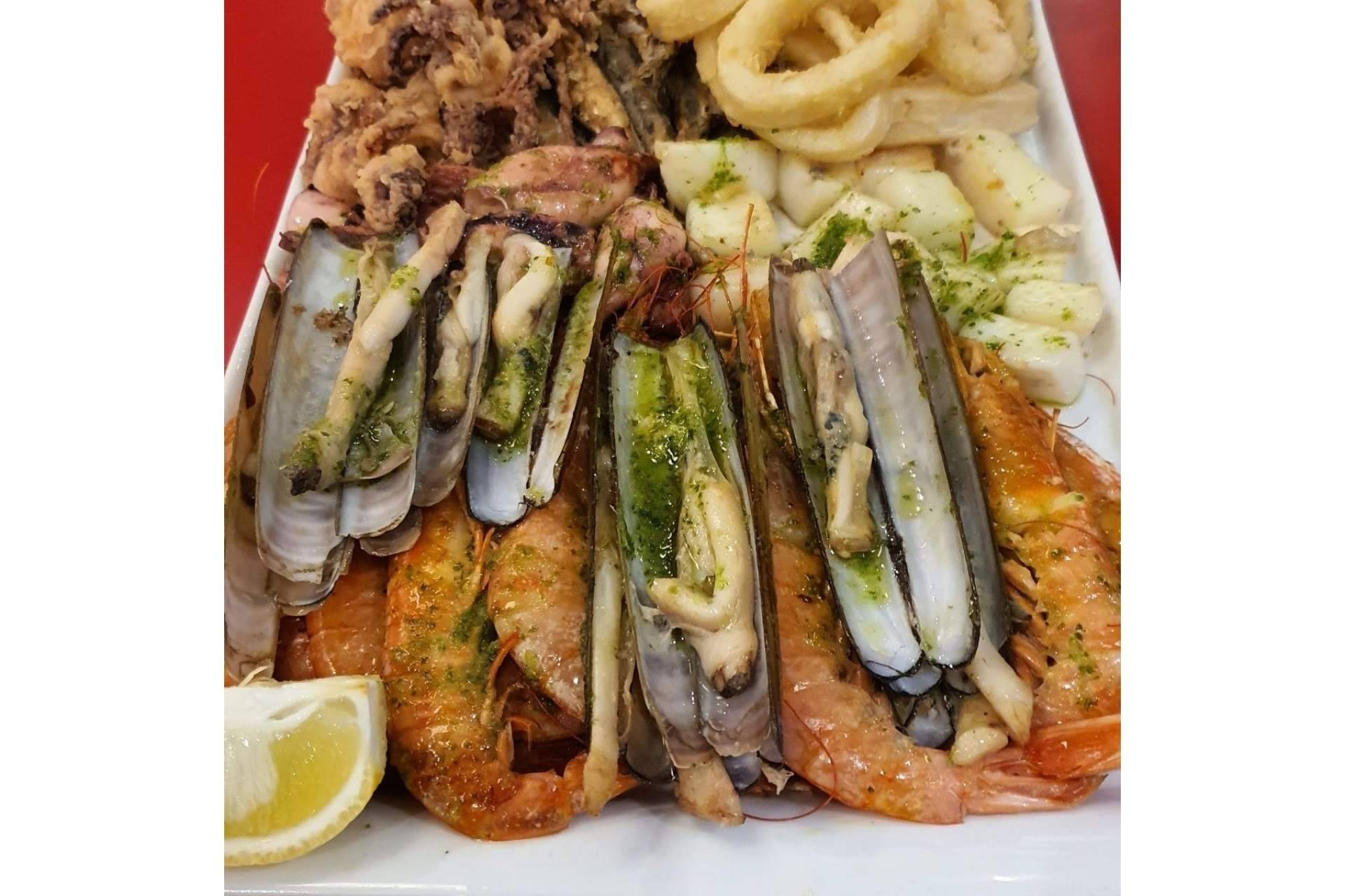 La bandeja de fritura y marisco es la gran especialidad del restaurante valenciano La Taberna Casera