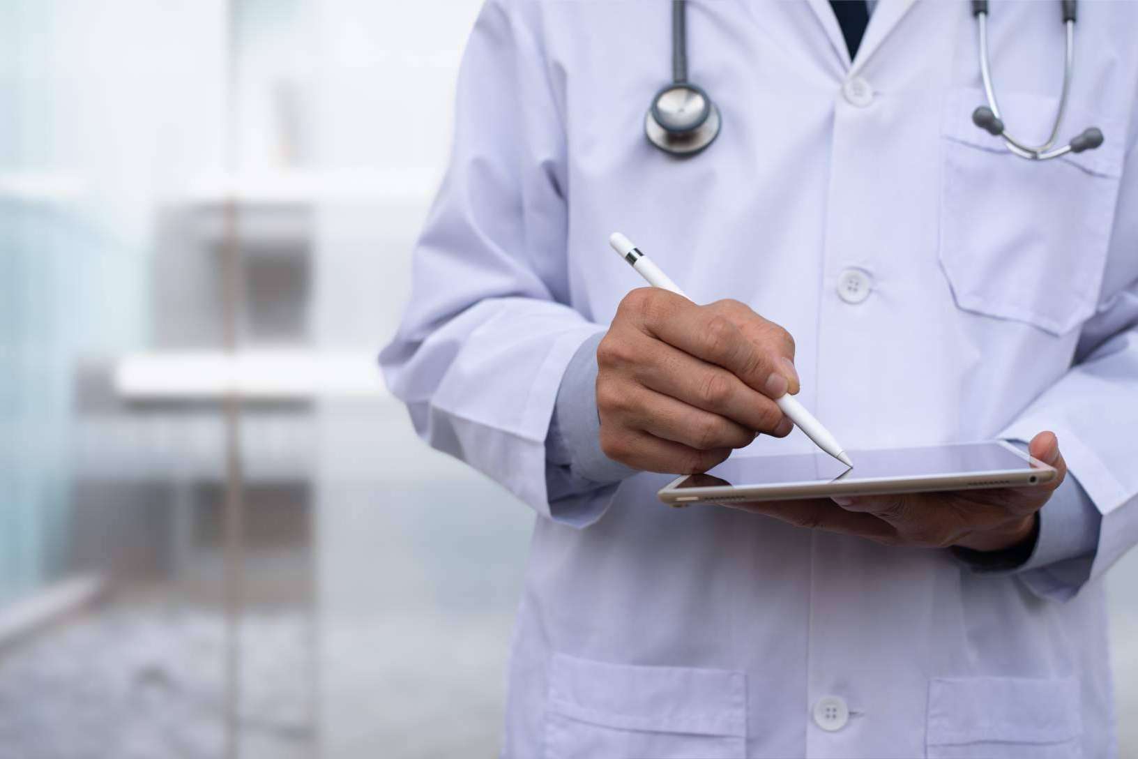 Aprobar las oposiciones gracias a los cursos homologados para sanitarios que ofrece AFOE Formación