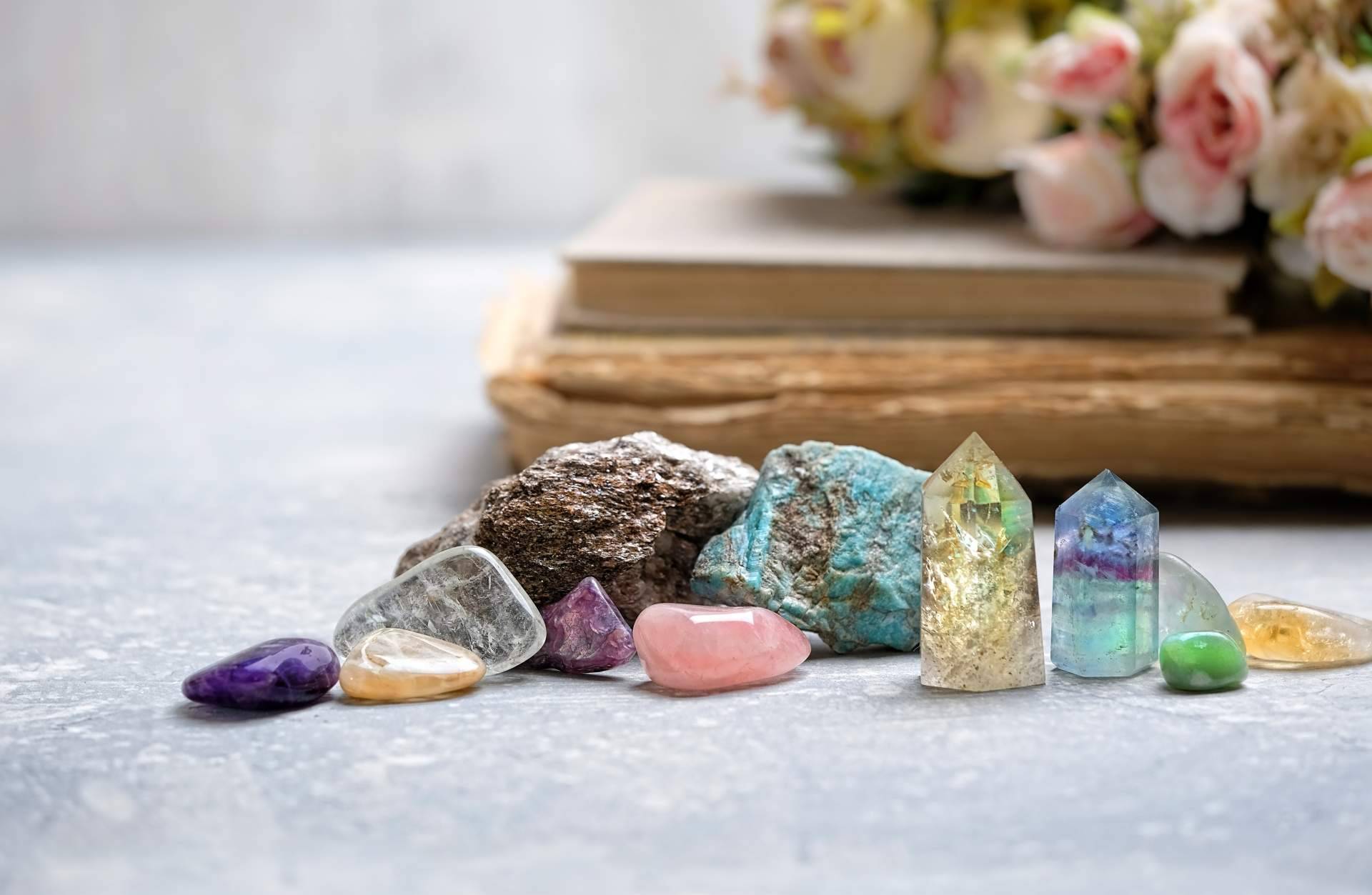Piedras protectoras para casa de la mano de Tierra de Gemas