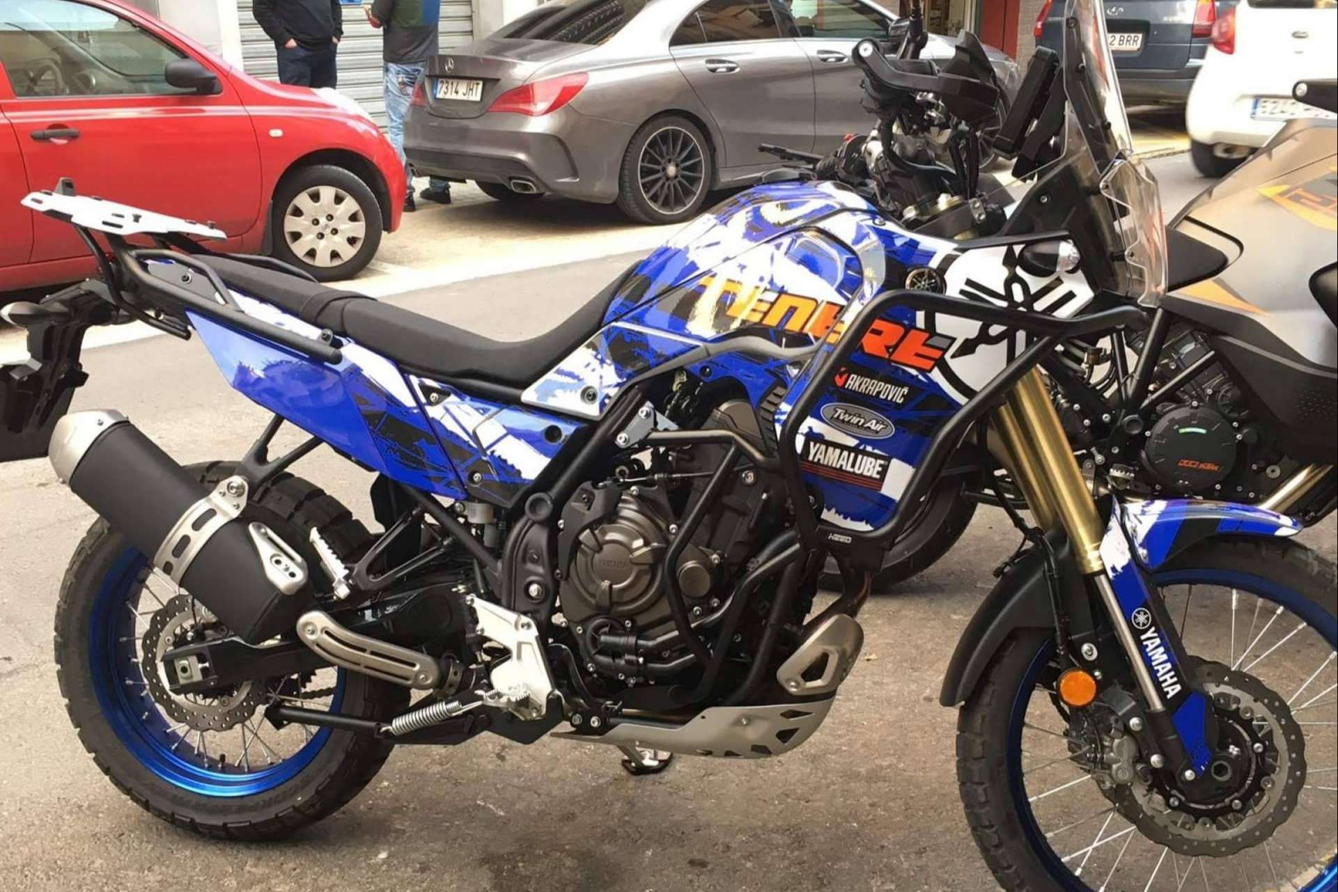 Distintas opciones de pegatinas para moto personalizada con ADHESIVOSEMBARRADOS