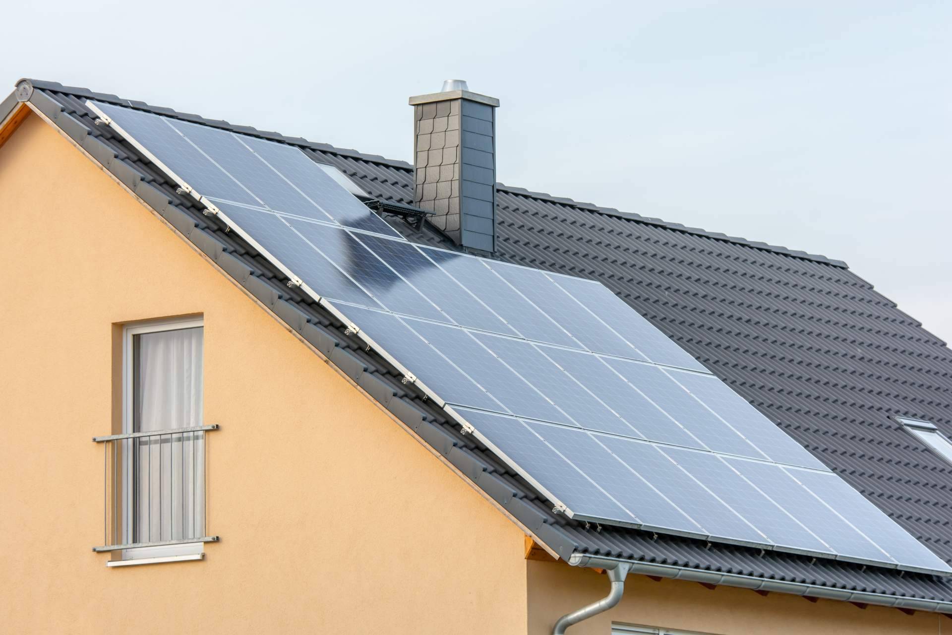La hucha solar llega para quedarse. ¿Cómo ahorrar generando energía propia?