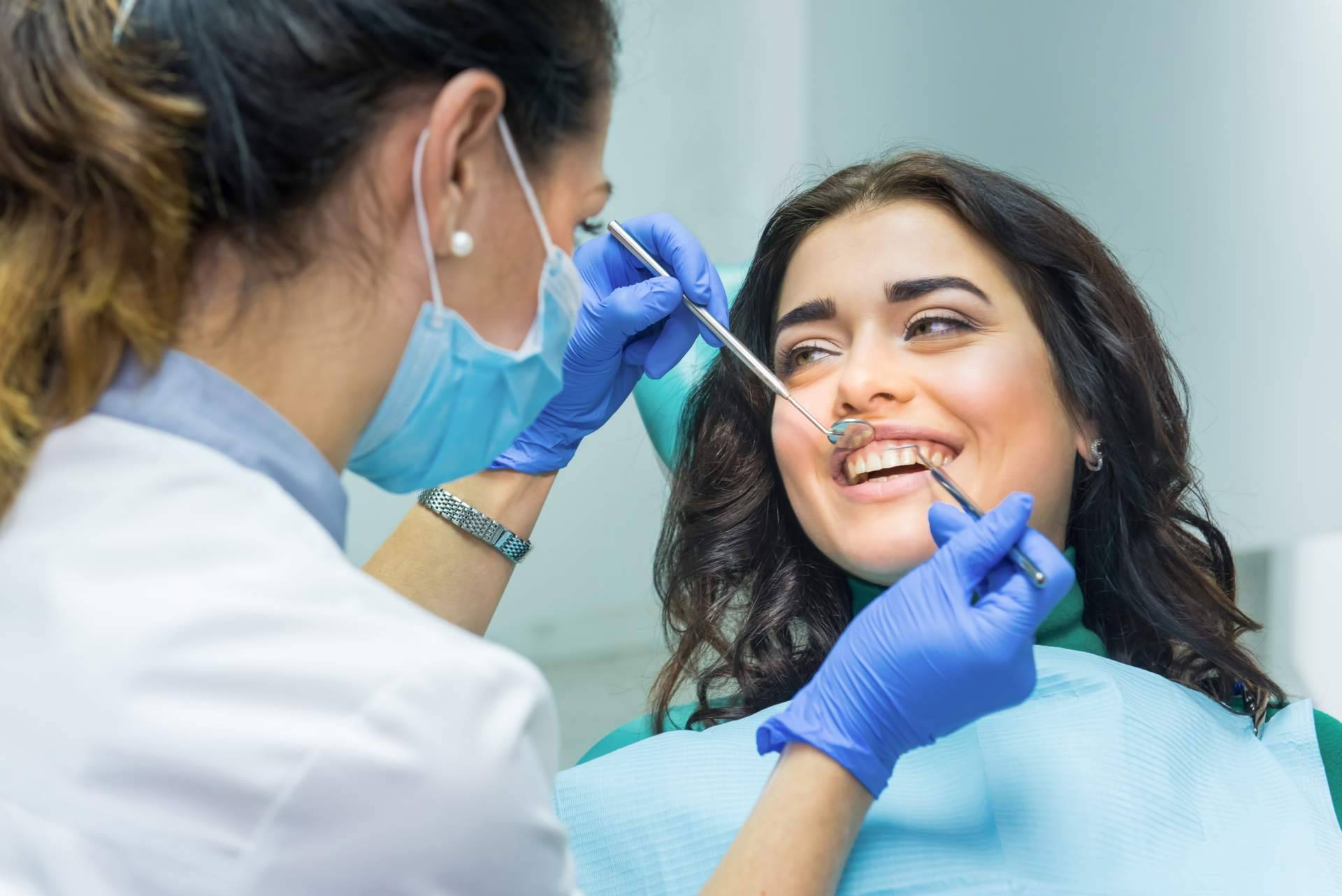 Clínica Dental Agudo Rosa explica si se puede llevar ortodoncia con implantes
