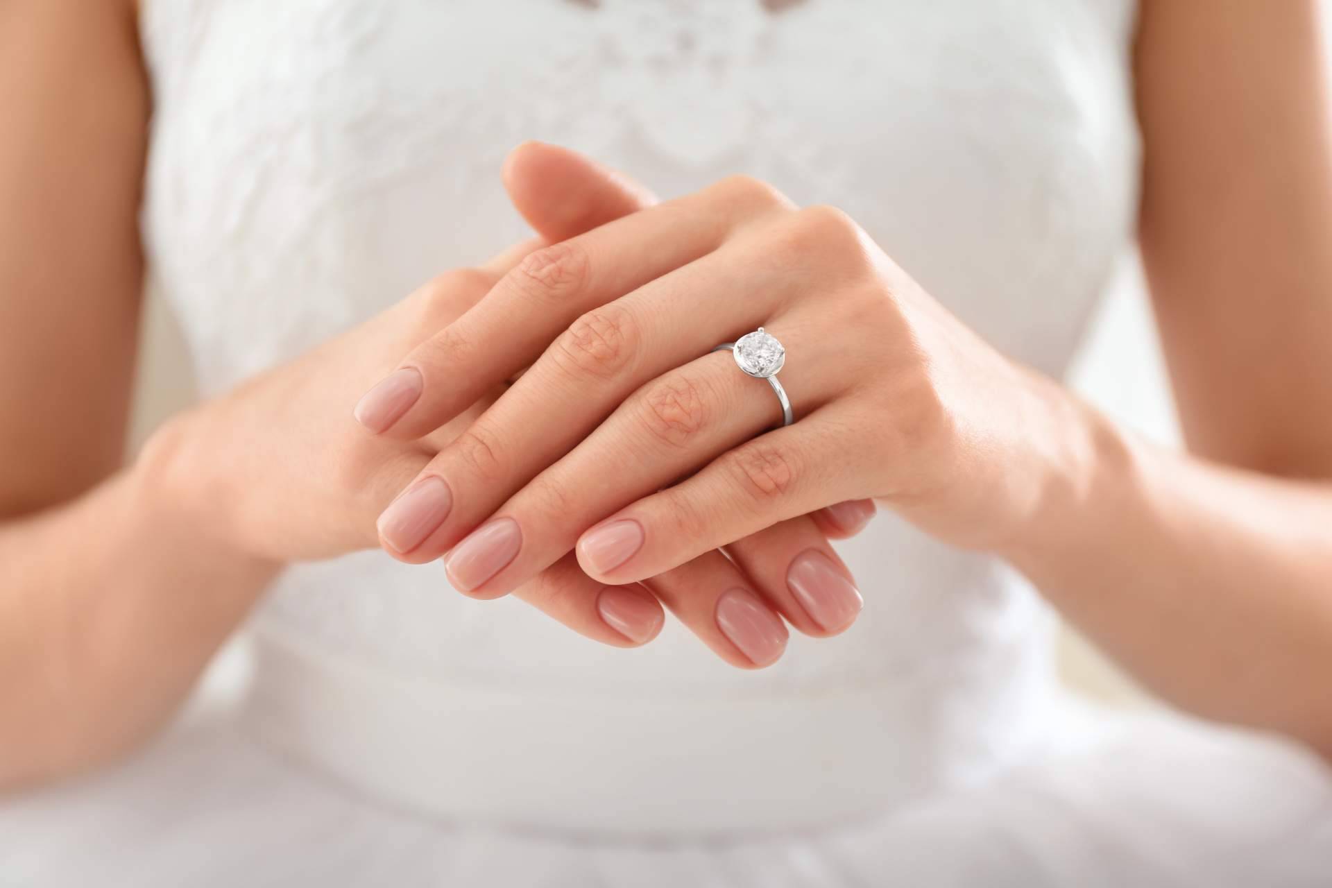 ¿Cómo sorprender a las futuras prometidas con un anillo de compromiso personalizado y único? Staring
