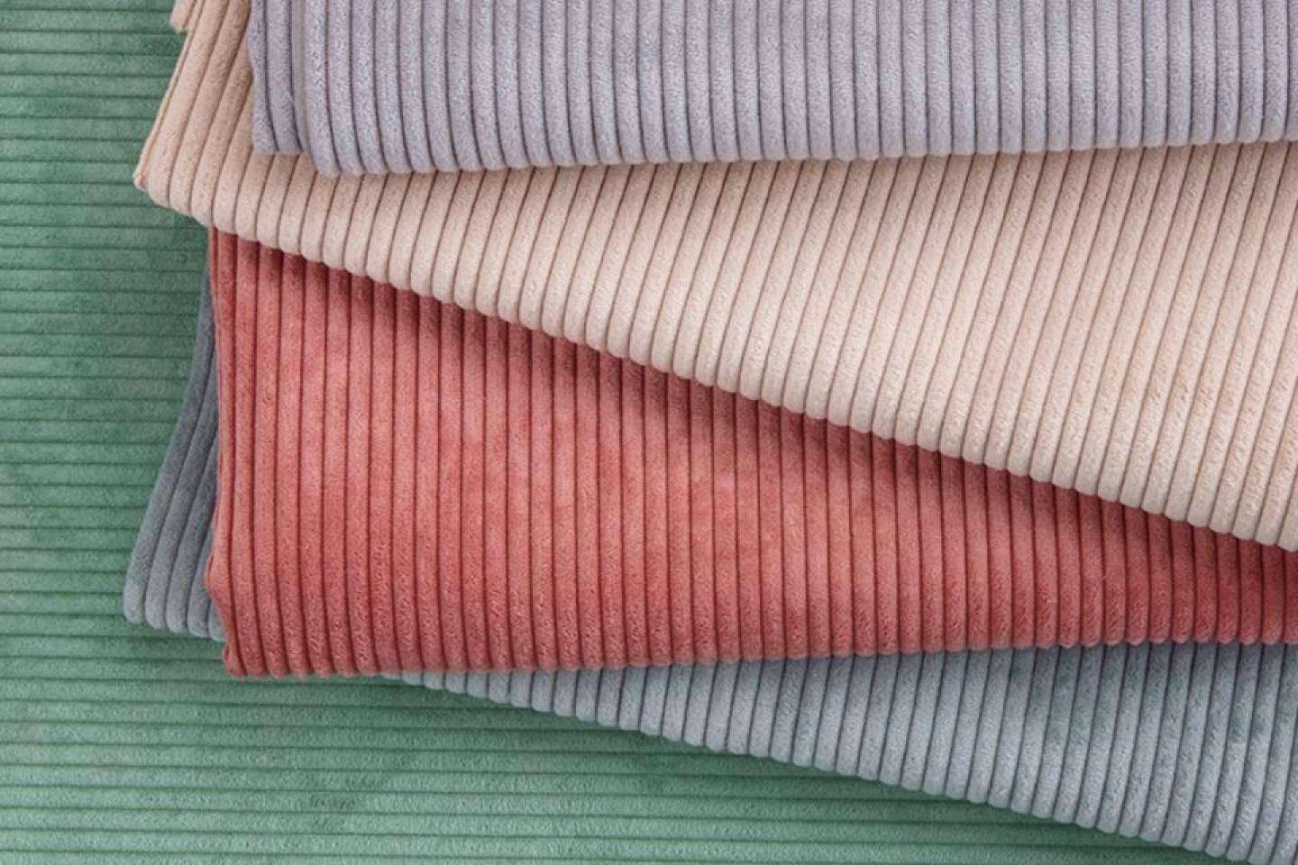 Reinterpretar el tejido de pana, la colección Darven de Rioma
