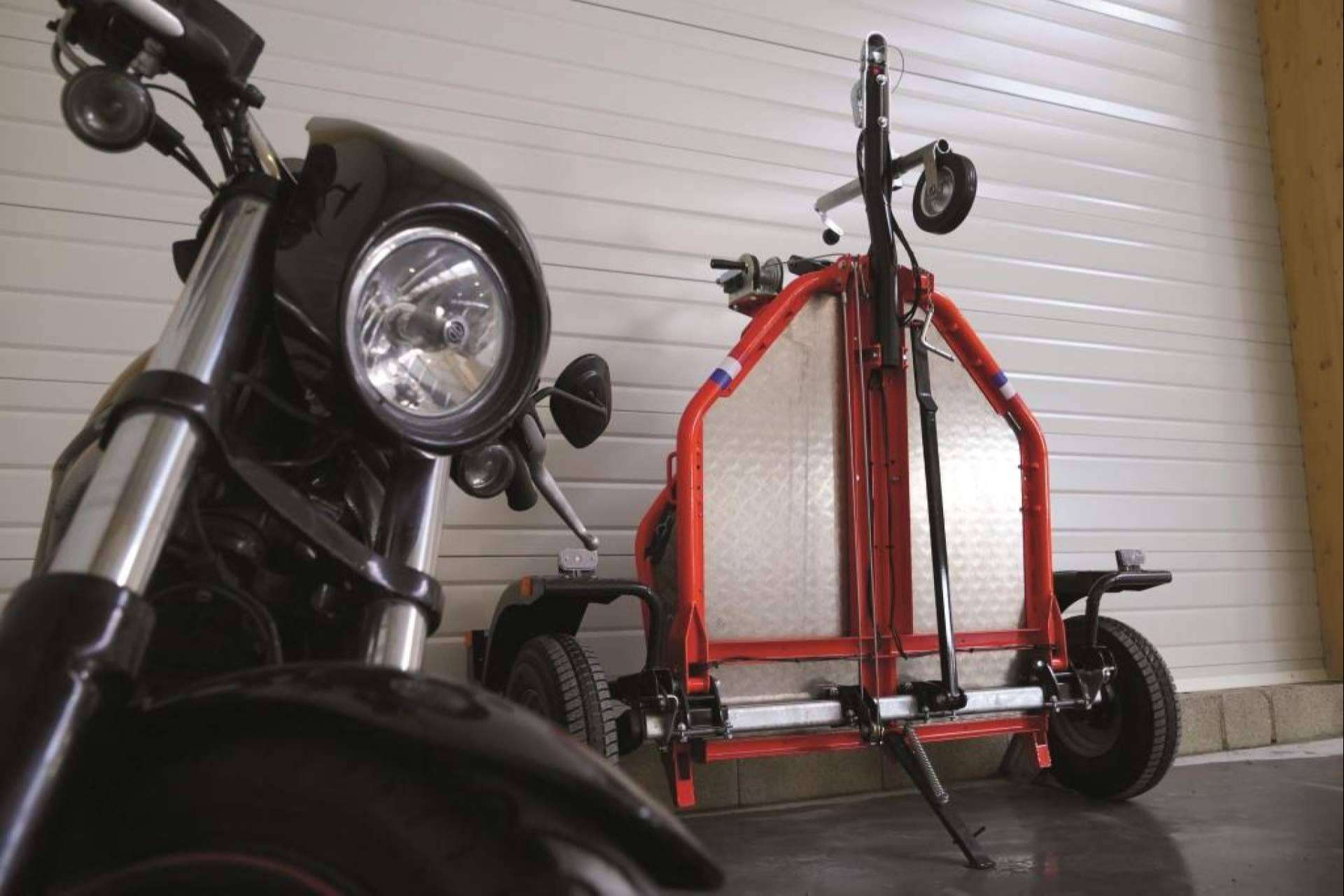 Los remolques de moto abatibles y plegables de Busco Remolque revolucionan la movilidad