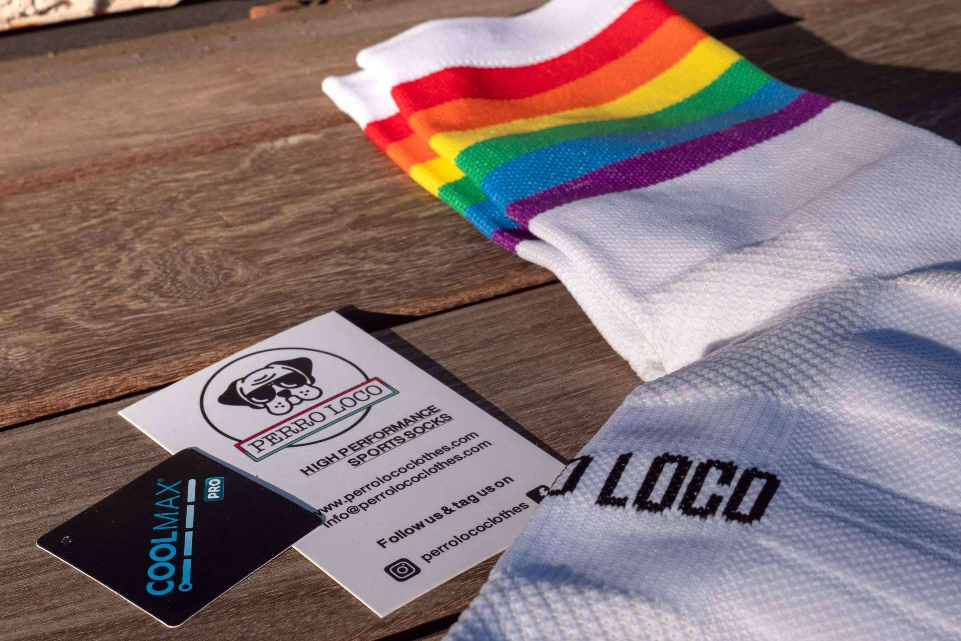 Perro Loco ofrece calcetines con la bandera LGTBI