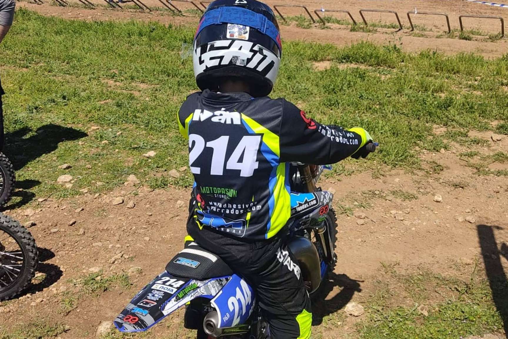 ADHESIVOSEMBARRADOS ofrece equipación offroad personalizada