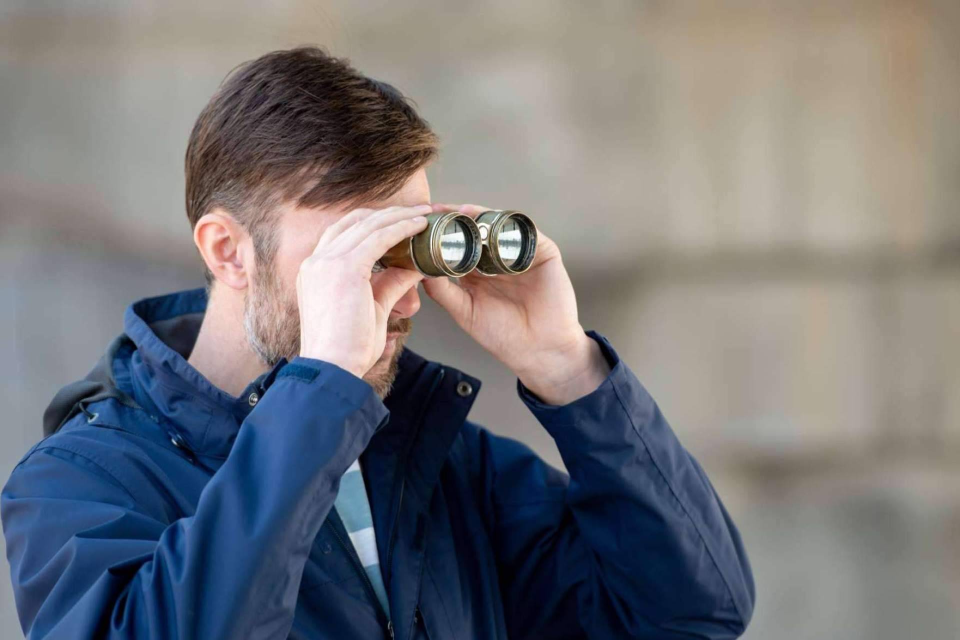 Contratar a un detective para saber si se está siendo observado